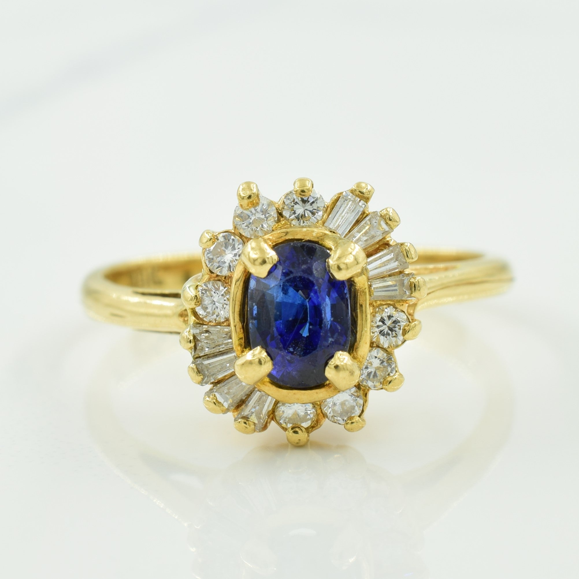 Bague halo saphir et diamants | 0,55 ct, 0,24 ct au total | Taille 7,75 |