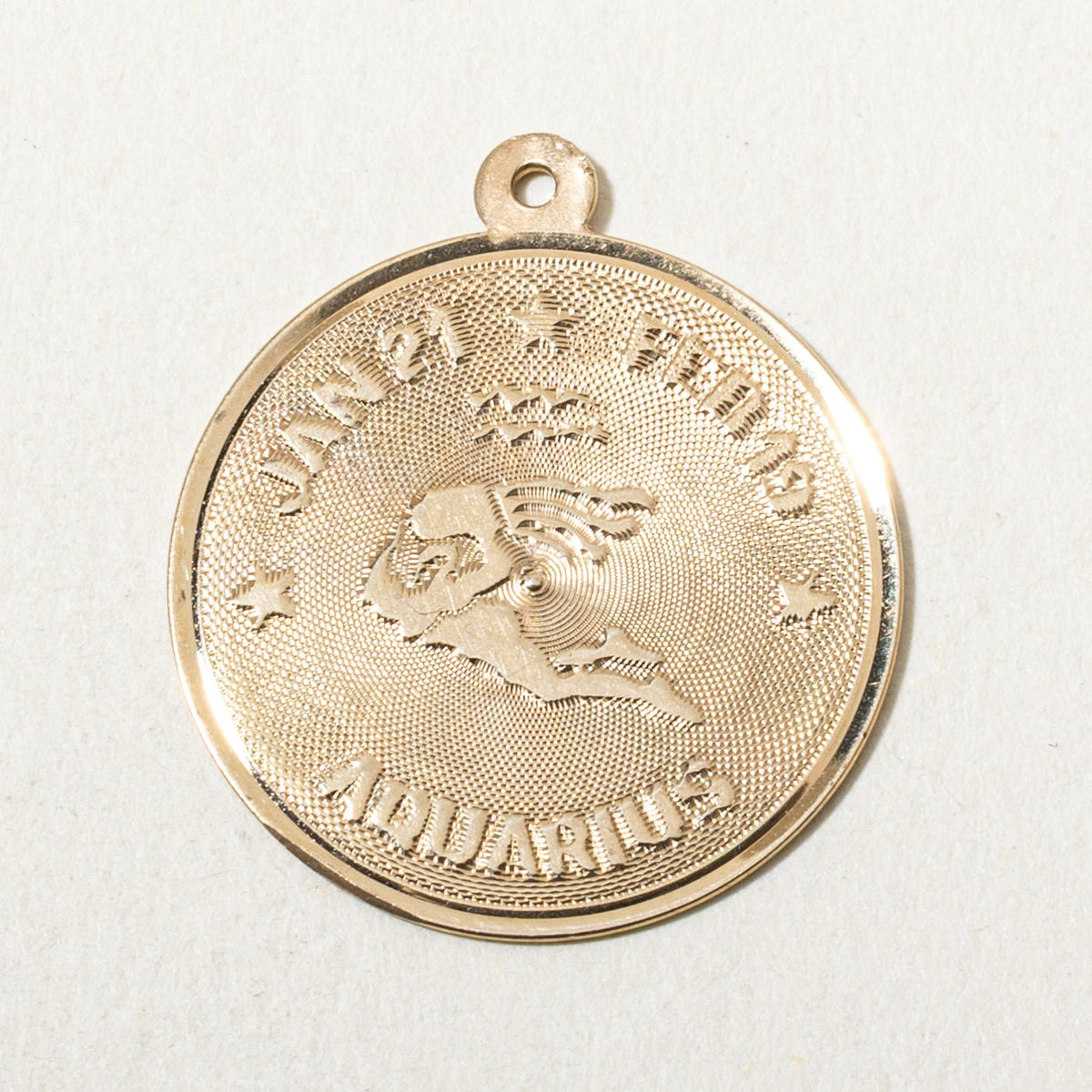 14k Yellow Gold Engraved Aquarius Zodiac Circle Pendant