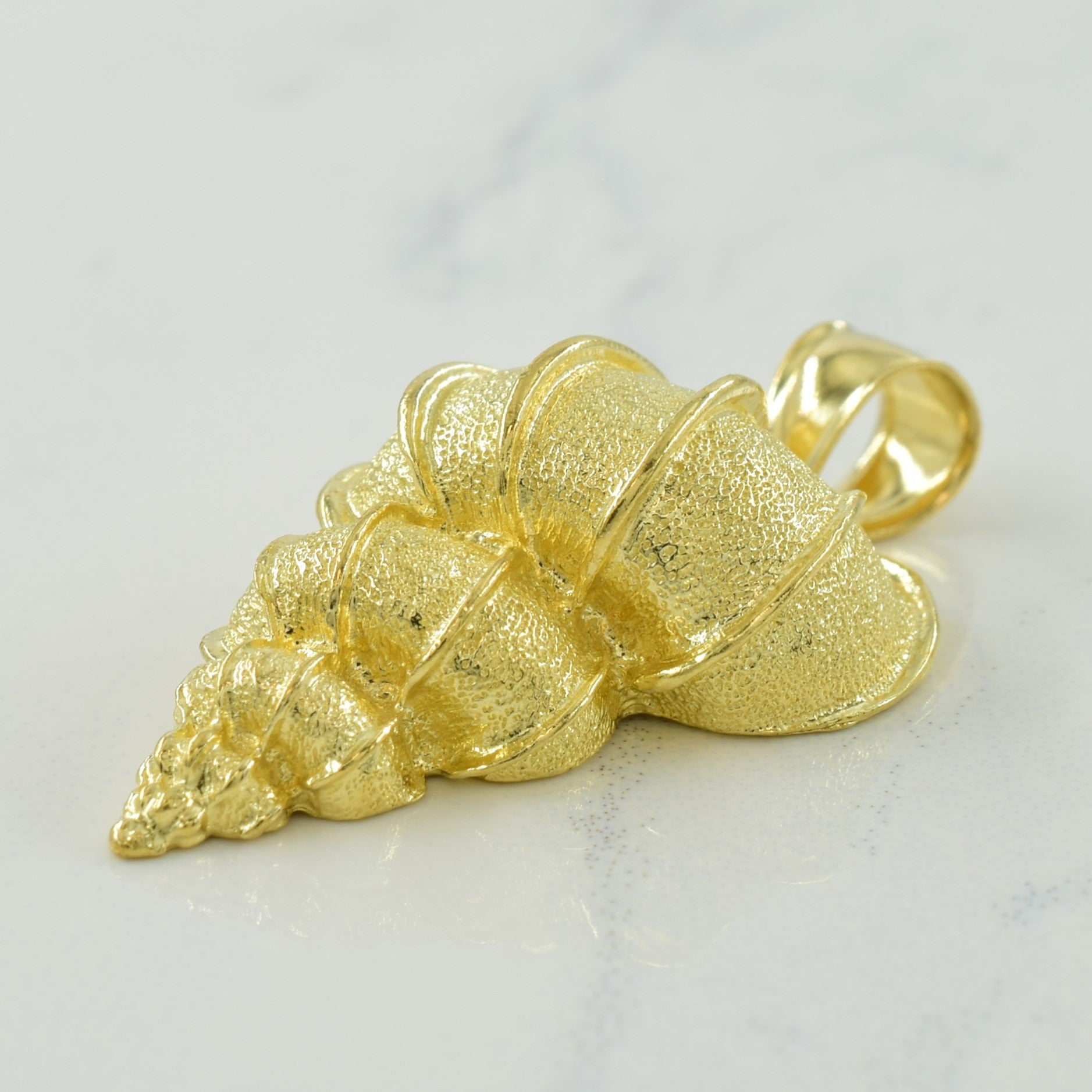 14k Yellow Gold Shell Pendant |