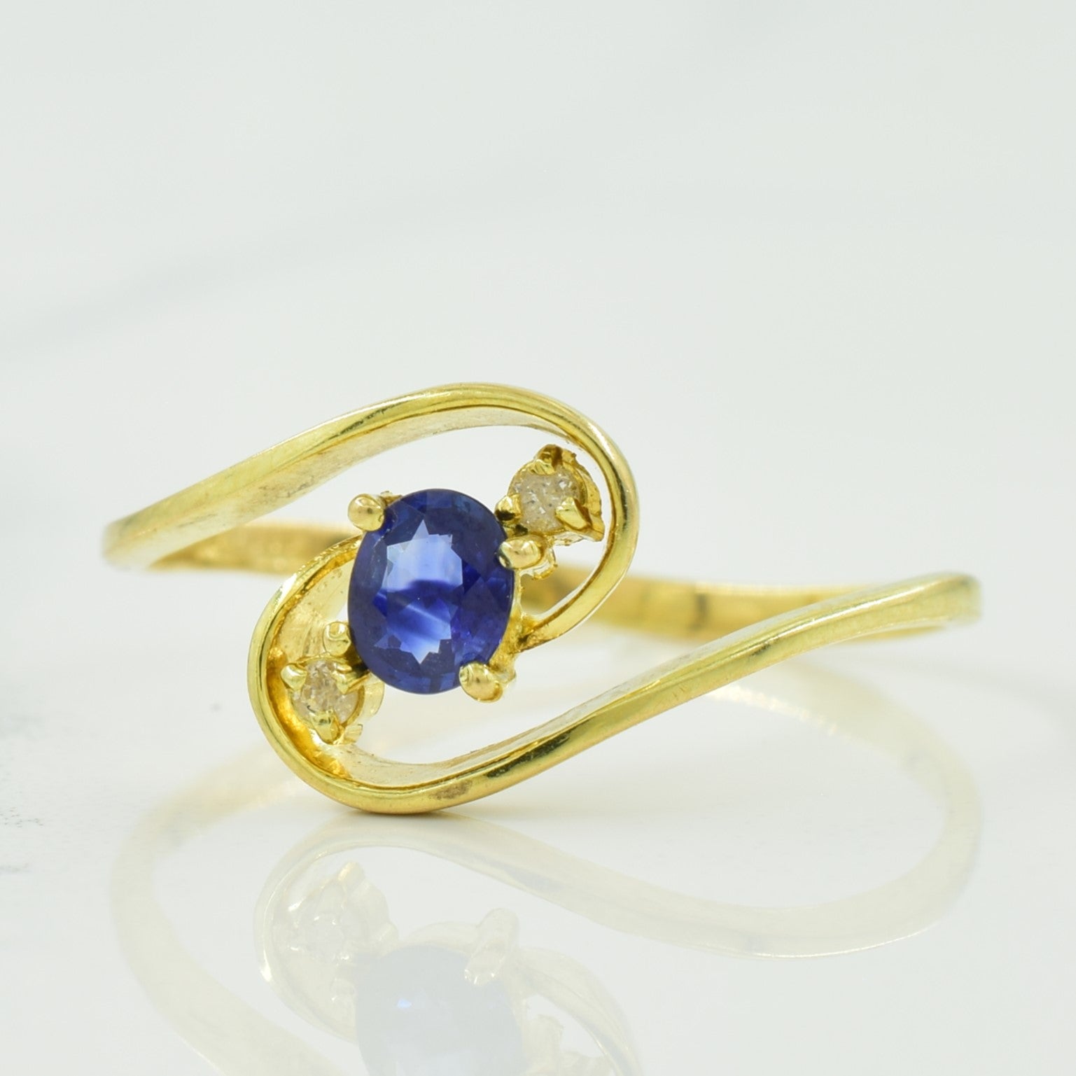 Bague contournée en saphir bleu et diamants | 0,28 ct, 0,02 ct au total | Taille 7,50 |