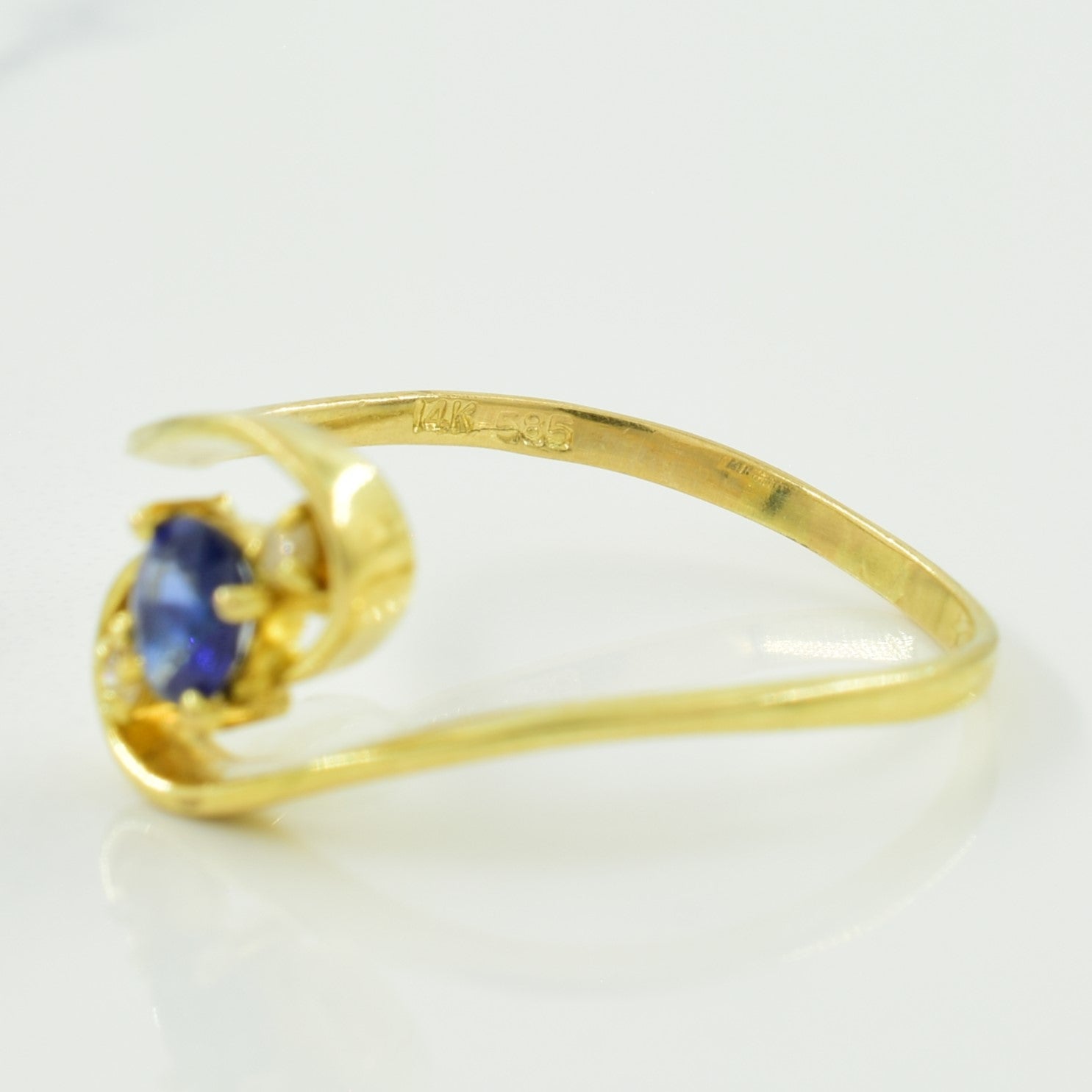 Bague contournée en saphir bleu et diamants | 0,28 ct, 0,02 ct au total | Taille 7,50 |