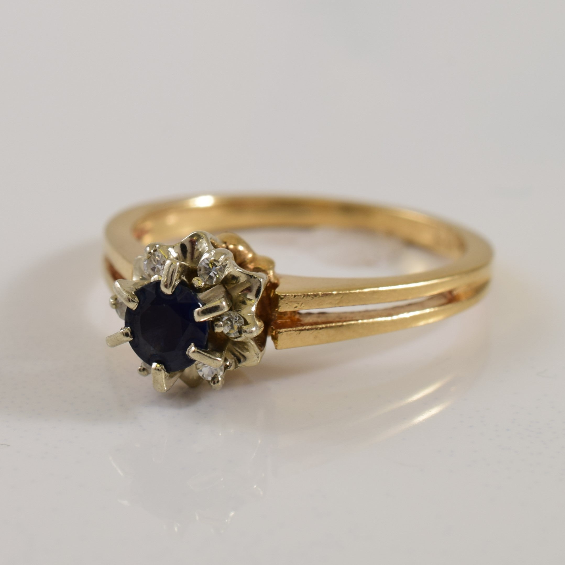 Bague halo saphir et diamants | 0,26 ct, 0,05 ct au total | Taille 5,75 |
