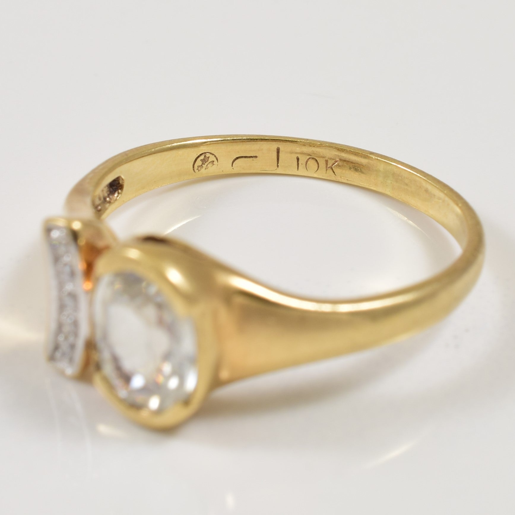 Bague en zircon et diamants | 1,00 ct, 0,03 ct au total | Taille 5,75 |