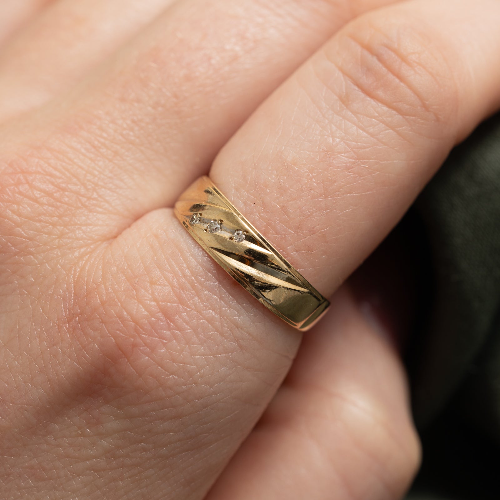 Bague sertie de diamants en diagonale | 0,015 ct | Taille 9