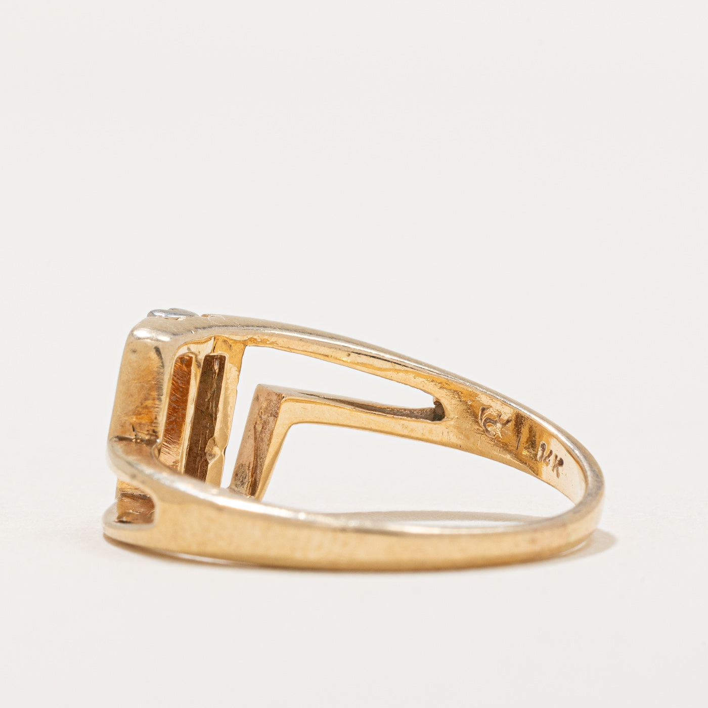 Diamond Column Ring | 0.06ctw | SZ 7 |