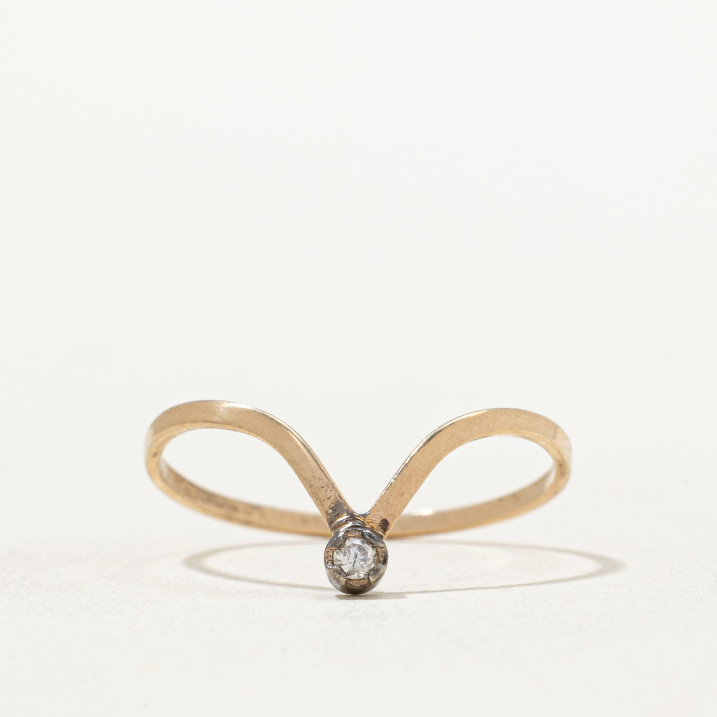 Bague chevron sertie d'un diamant unique | 0,025 ct | Taille 8,25