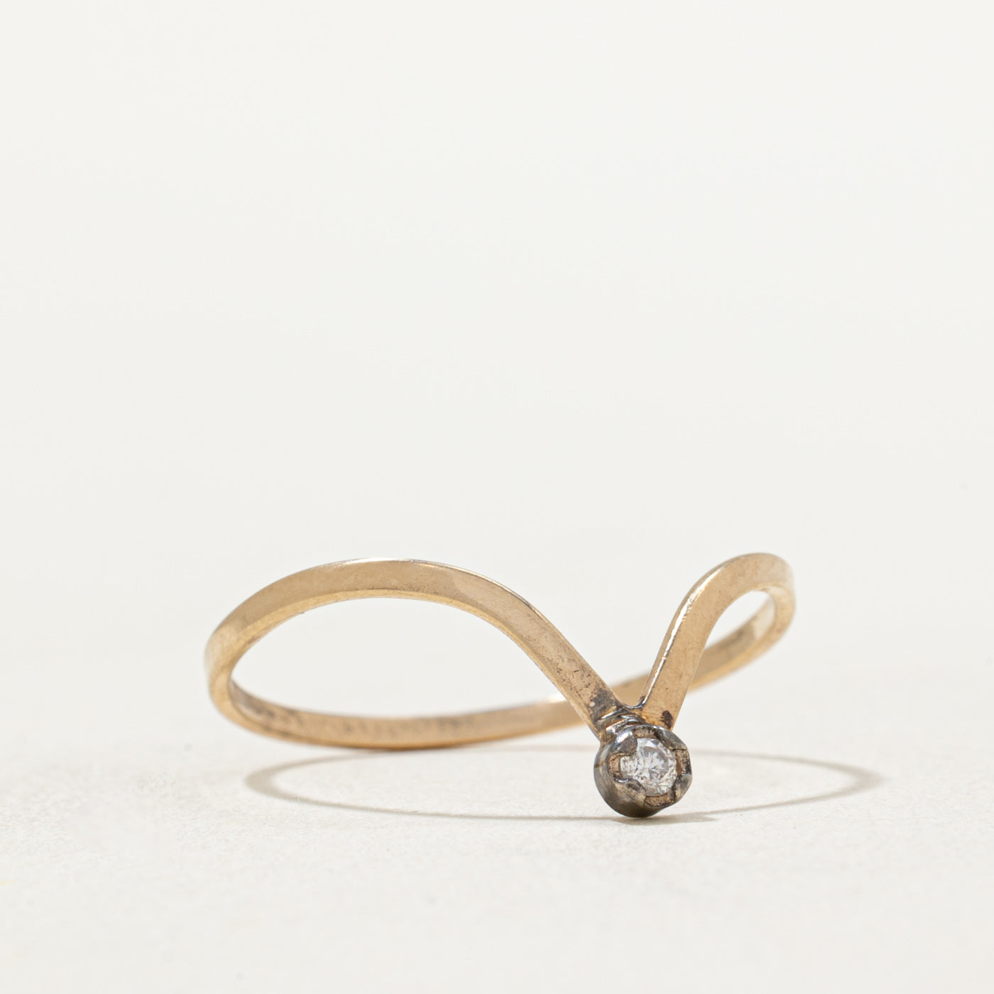 Bague chevron sertie d'un diamant unique | 0,025 ct | Taille 8,25