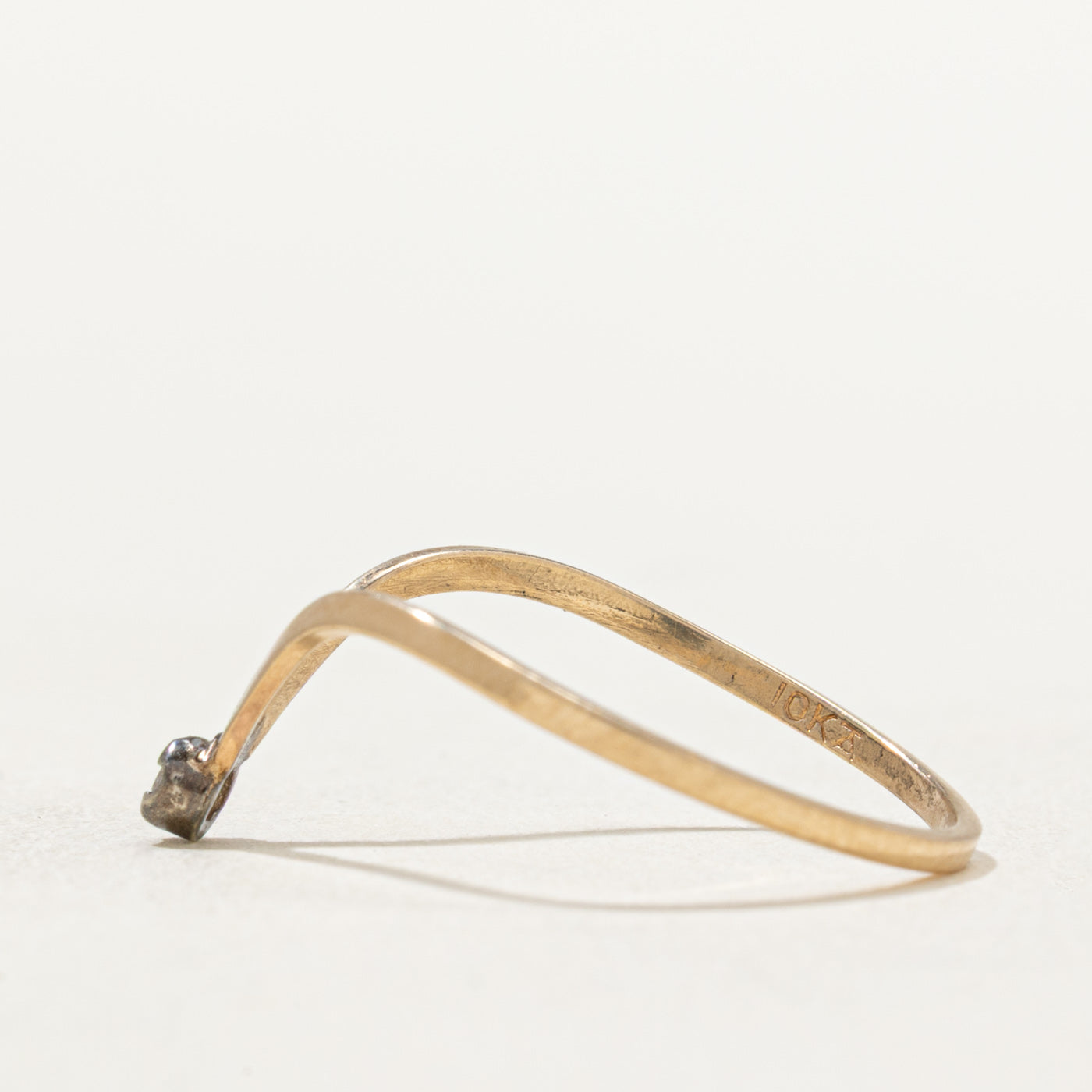 Bague chevron sertie d'un diamant unique | 0,025 ct | Taille 8,25