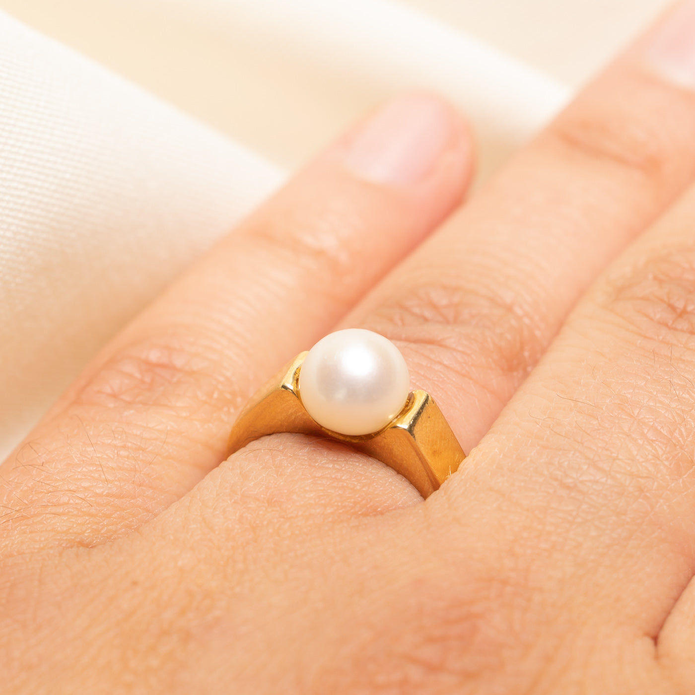 Solitaire Pearl Soft Square Ring | SZ 6