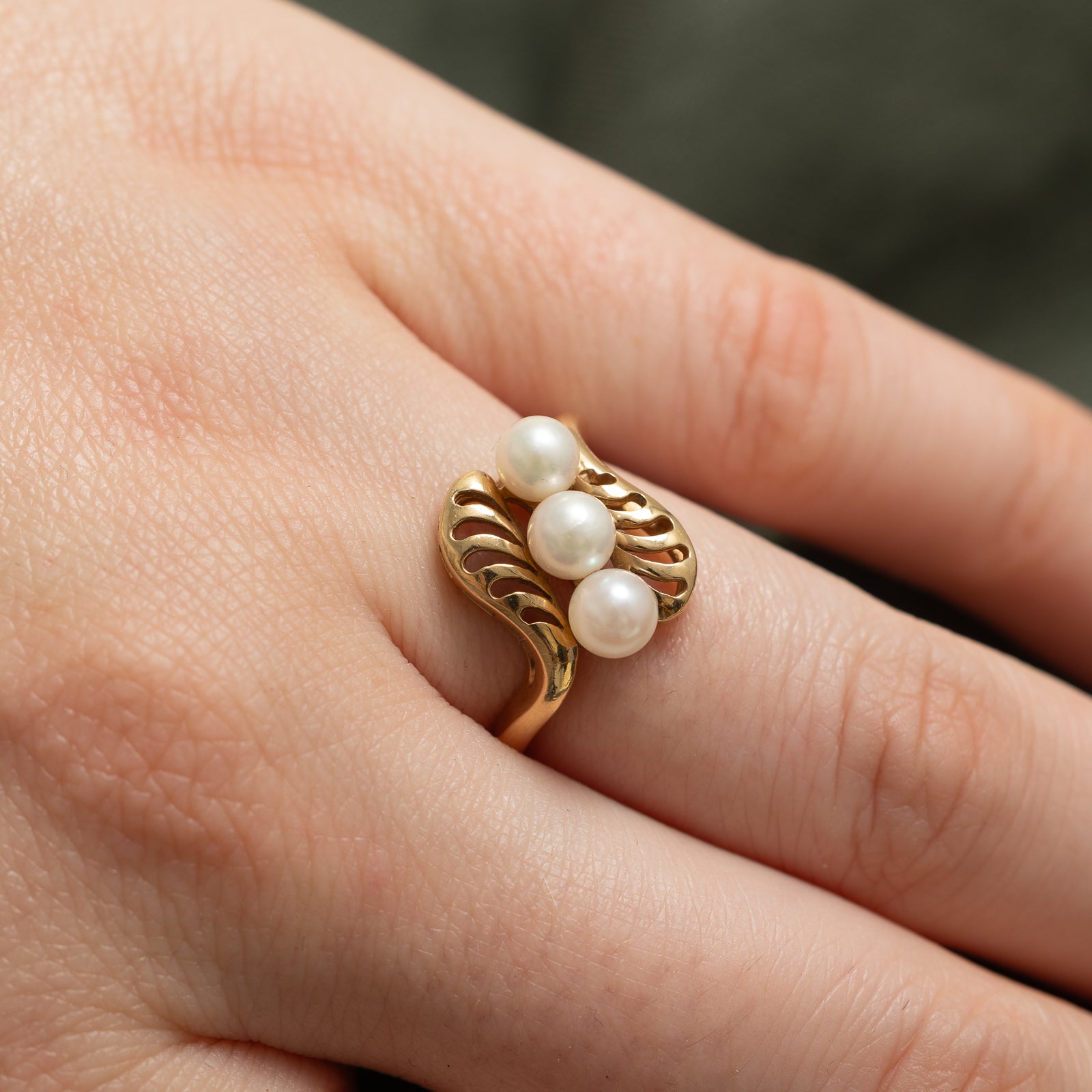 Diagonal Three Stone Pearl Bypass Ring | SZ 6.25