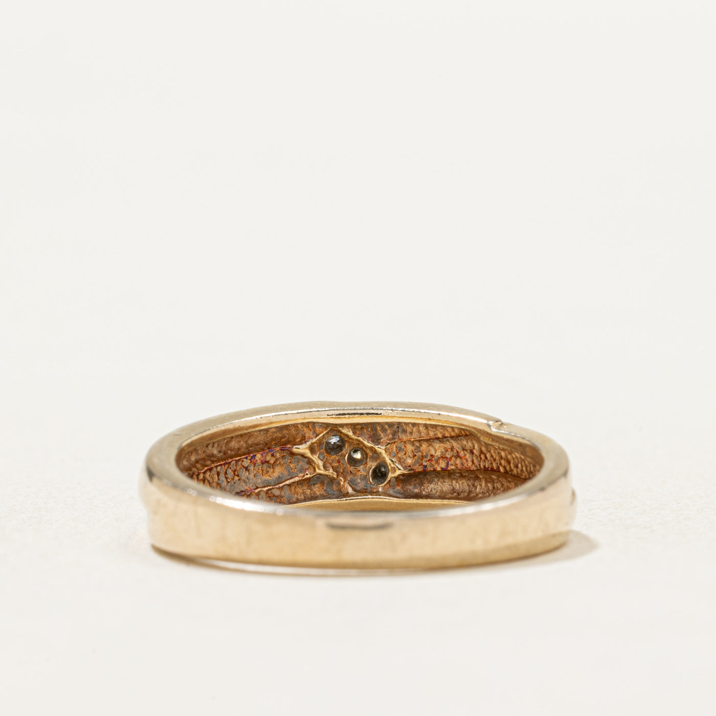 10K Diagonal Diamond Grooved Band | 0.03ctw | SZ 6.25