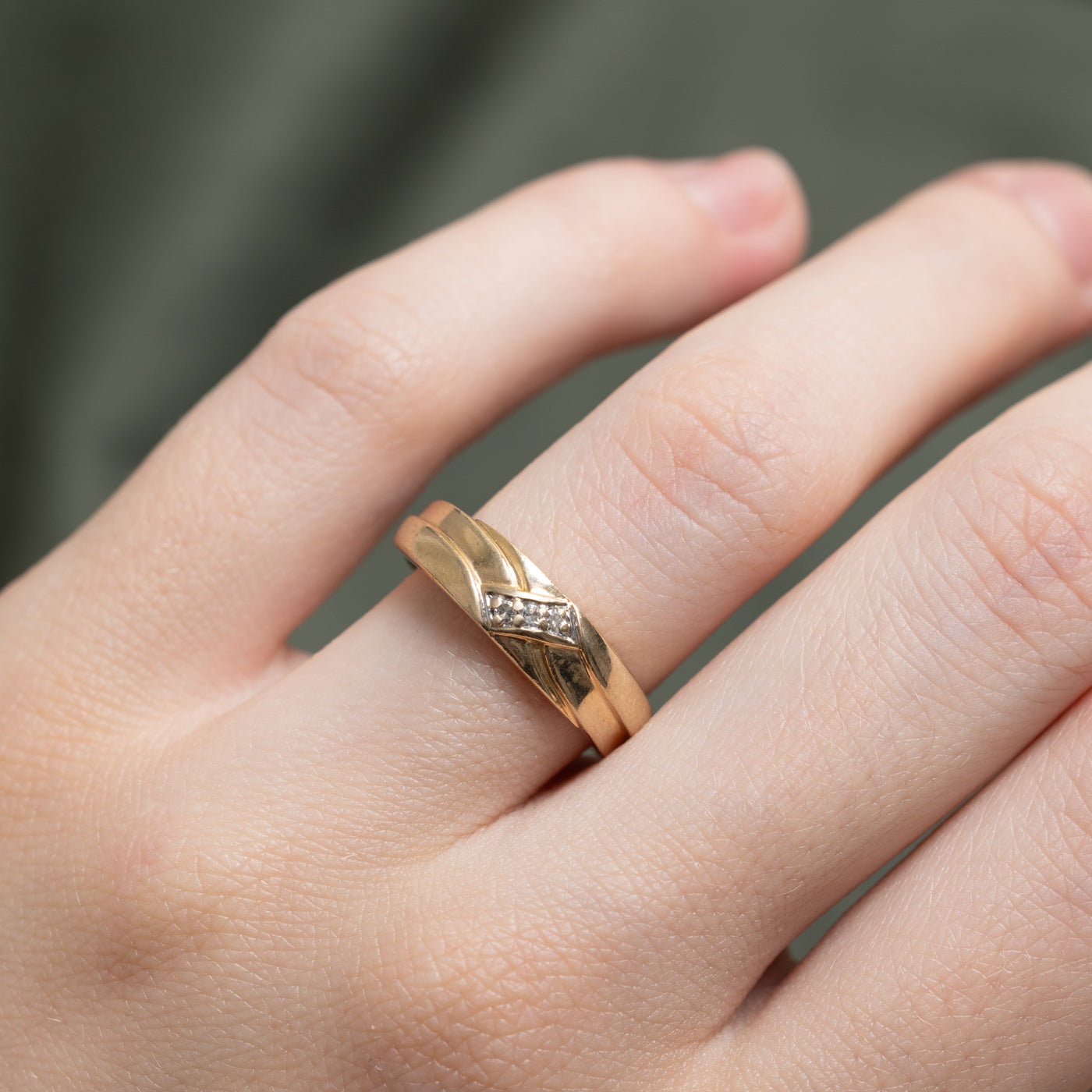 10K Diagonal Diamond Grooved Band | 0.03ctw | SZ 6.25
