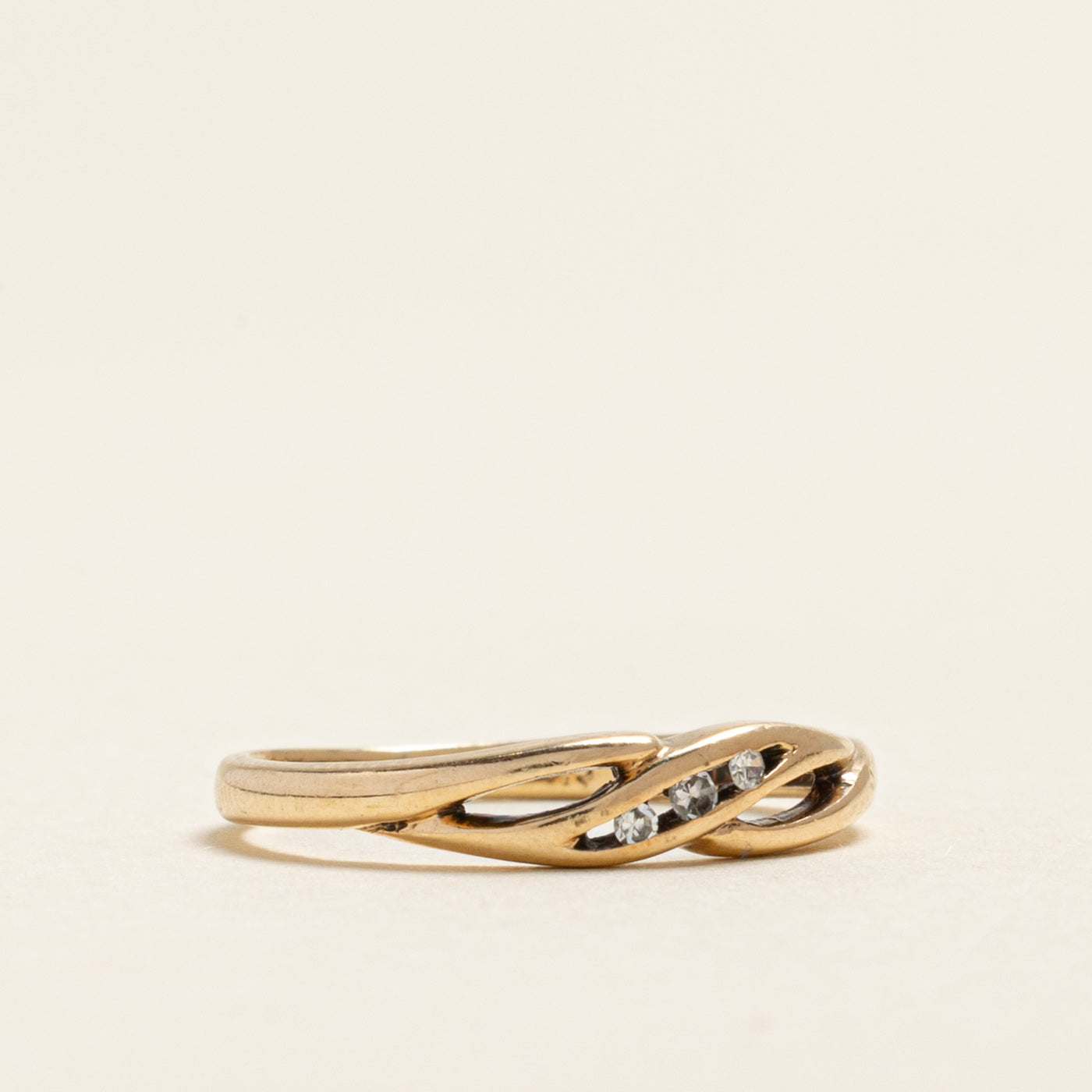 Bague croisée en diamant diagonal | 0,03 ct | Taille 4,75