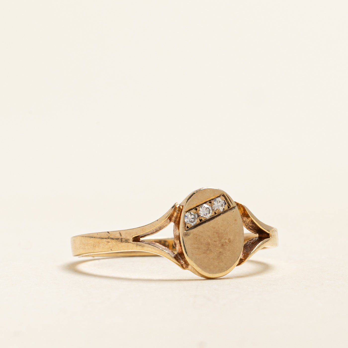 Bague chevalière à anneau ouvert sertie de diamants en diagonale | 0,04 ct | Taille 7,5