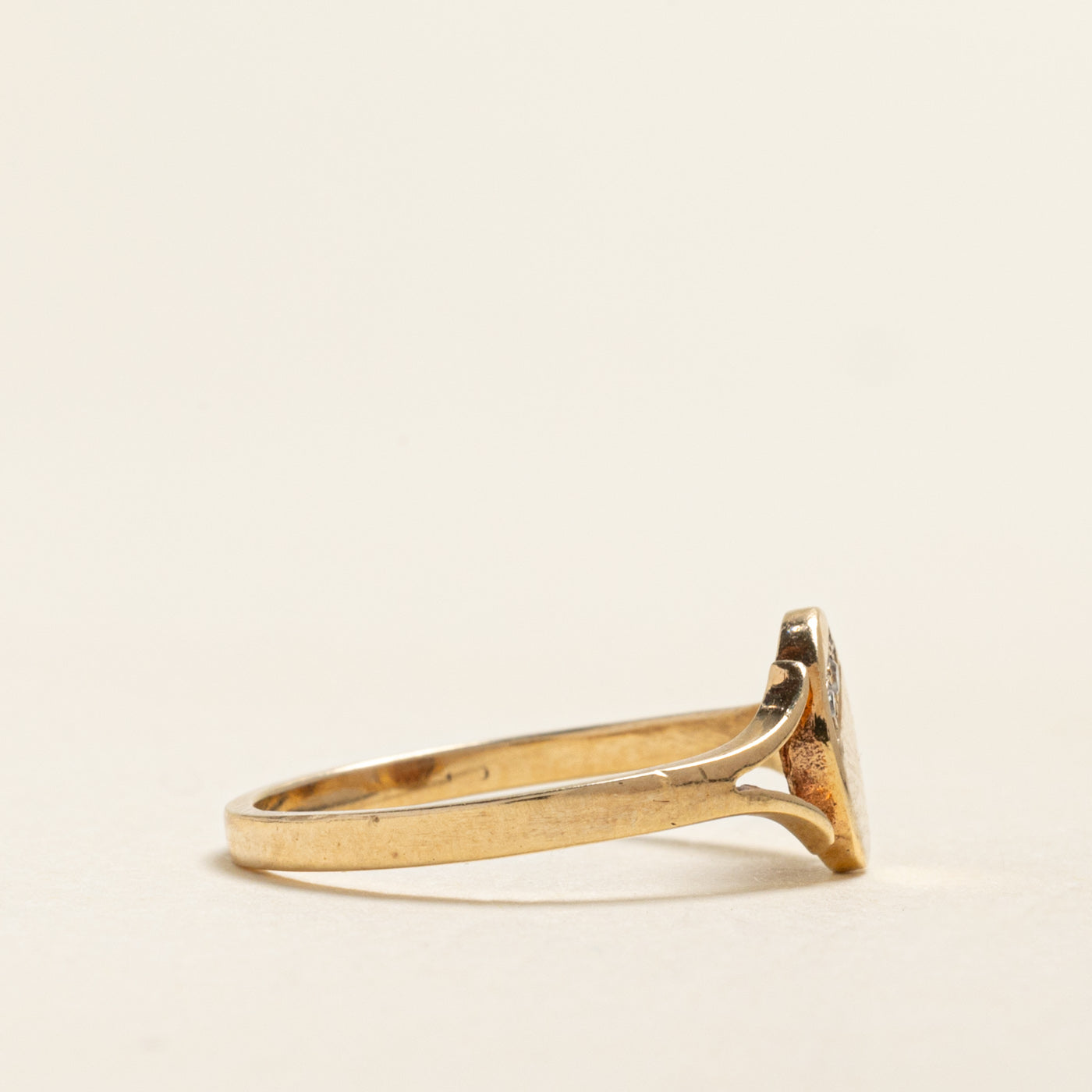 Bague chevalière à anneau ouvert sertie de diamants en diagonale | 0,04 ct | Taille 7,5