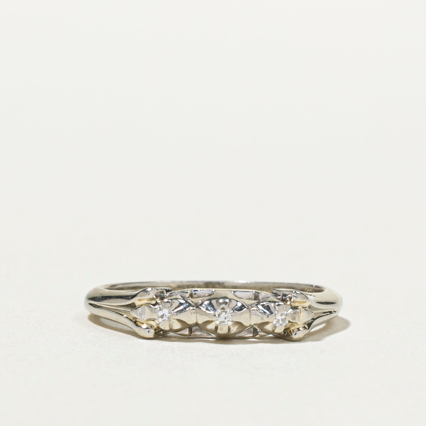 18k Three Stone Diamond Grooved Ring | SZ 5