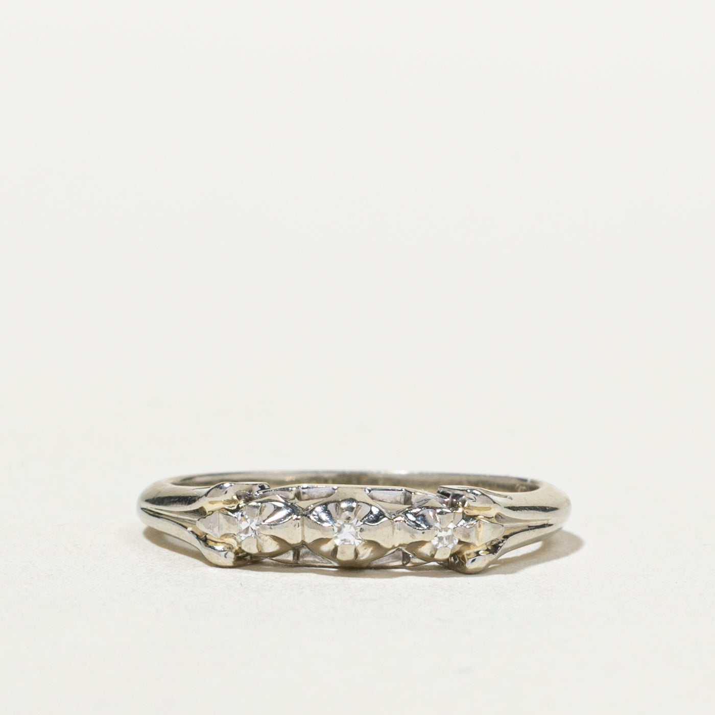 18k Three Stone Diamond Grooved Ring | SZ 5