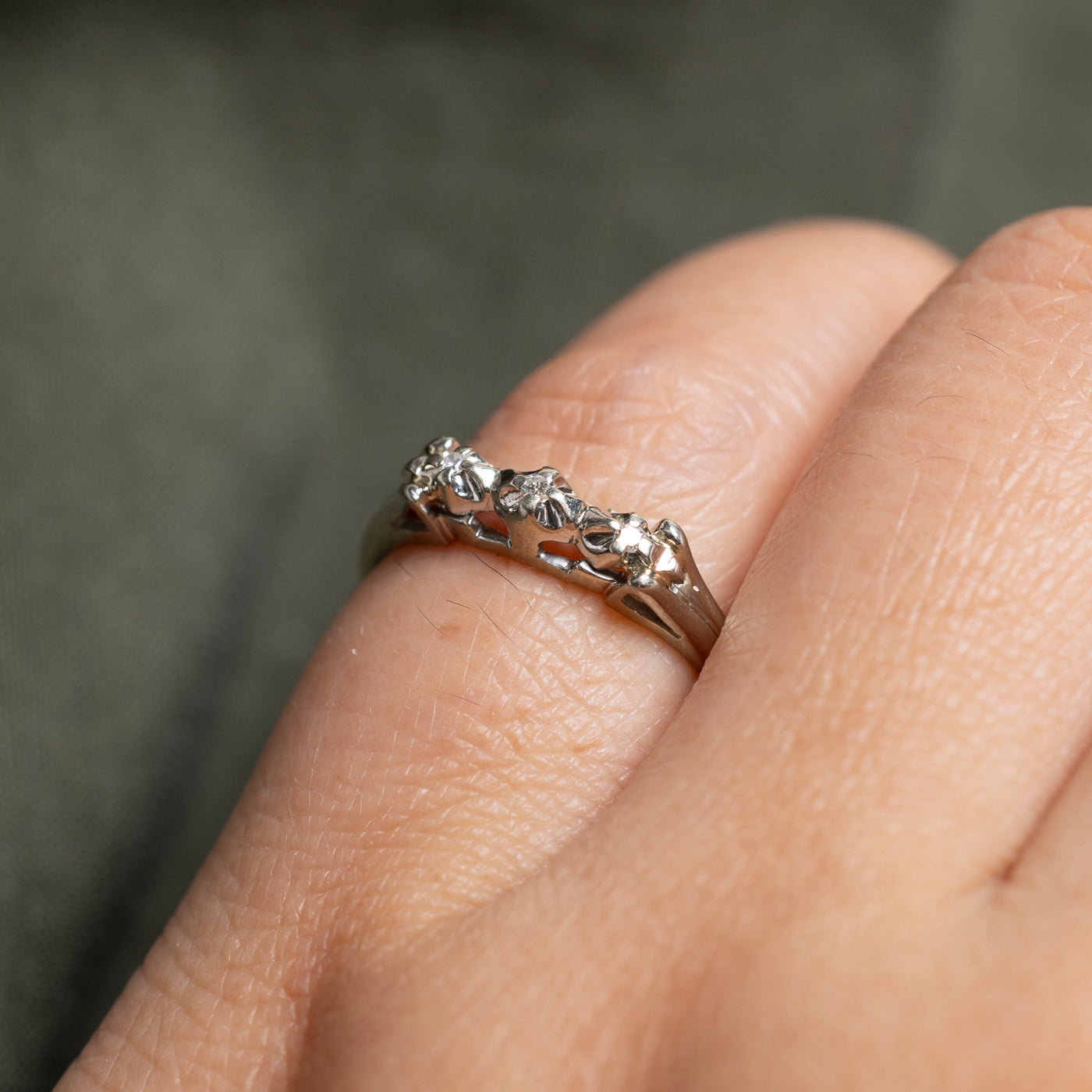18k Three Stone Diamond Grooved Ring | SZ 5