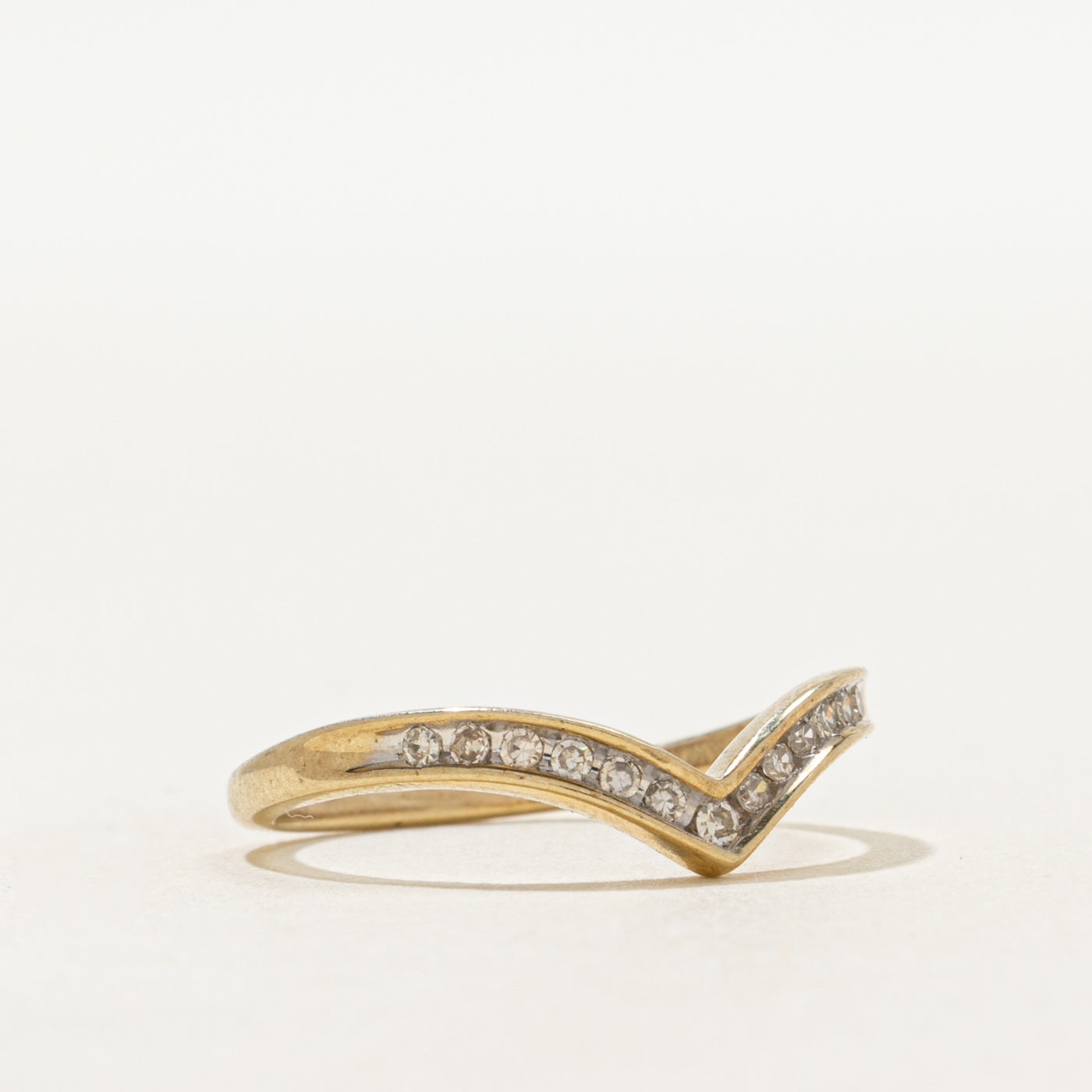 Bague à chevrons sertie de diamants en canal | Taille 5,75
