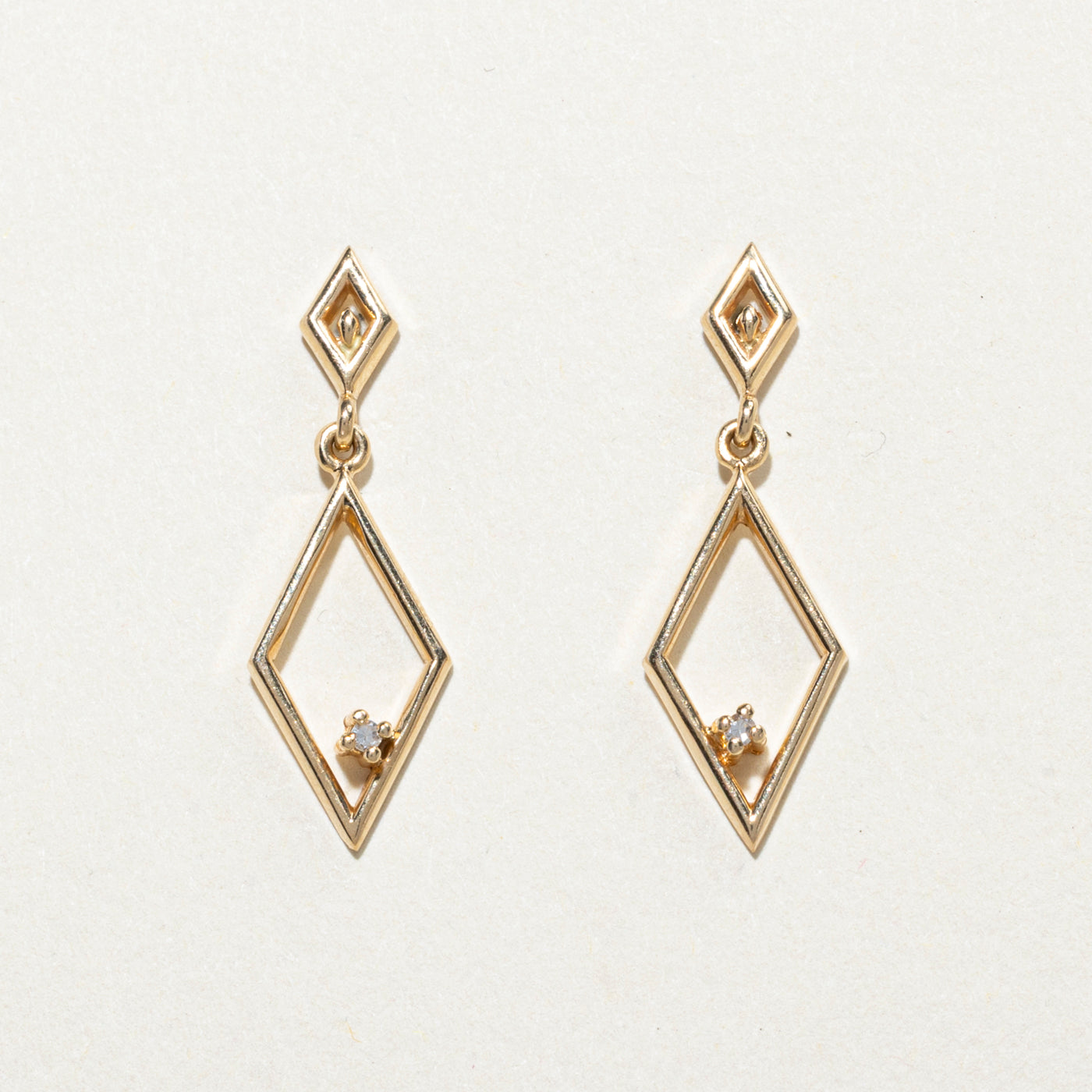 Boucles d'oreilles pendantes en or 14 carats serties de diamants en forme de losange | 0,02 ct au total