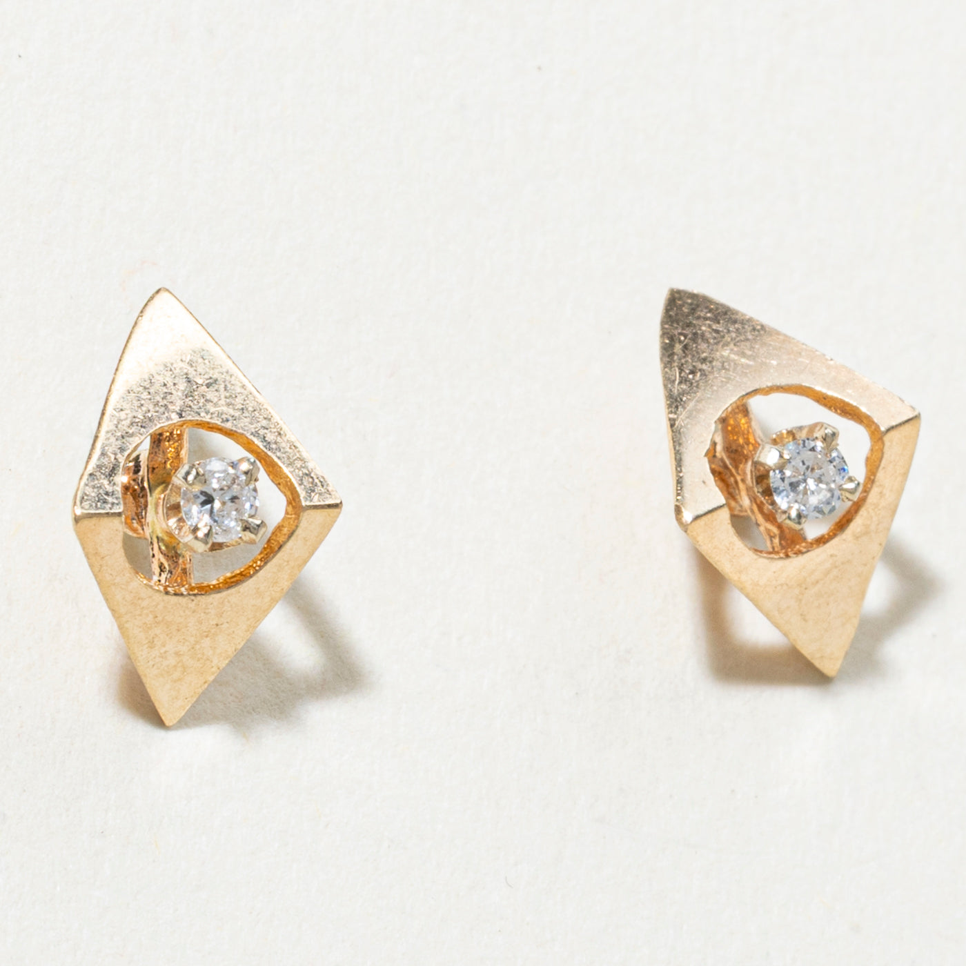 Boucles d'oreilles puces géométriques en or 14 carats serties de diamants | 0,06 ct