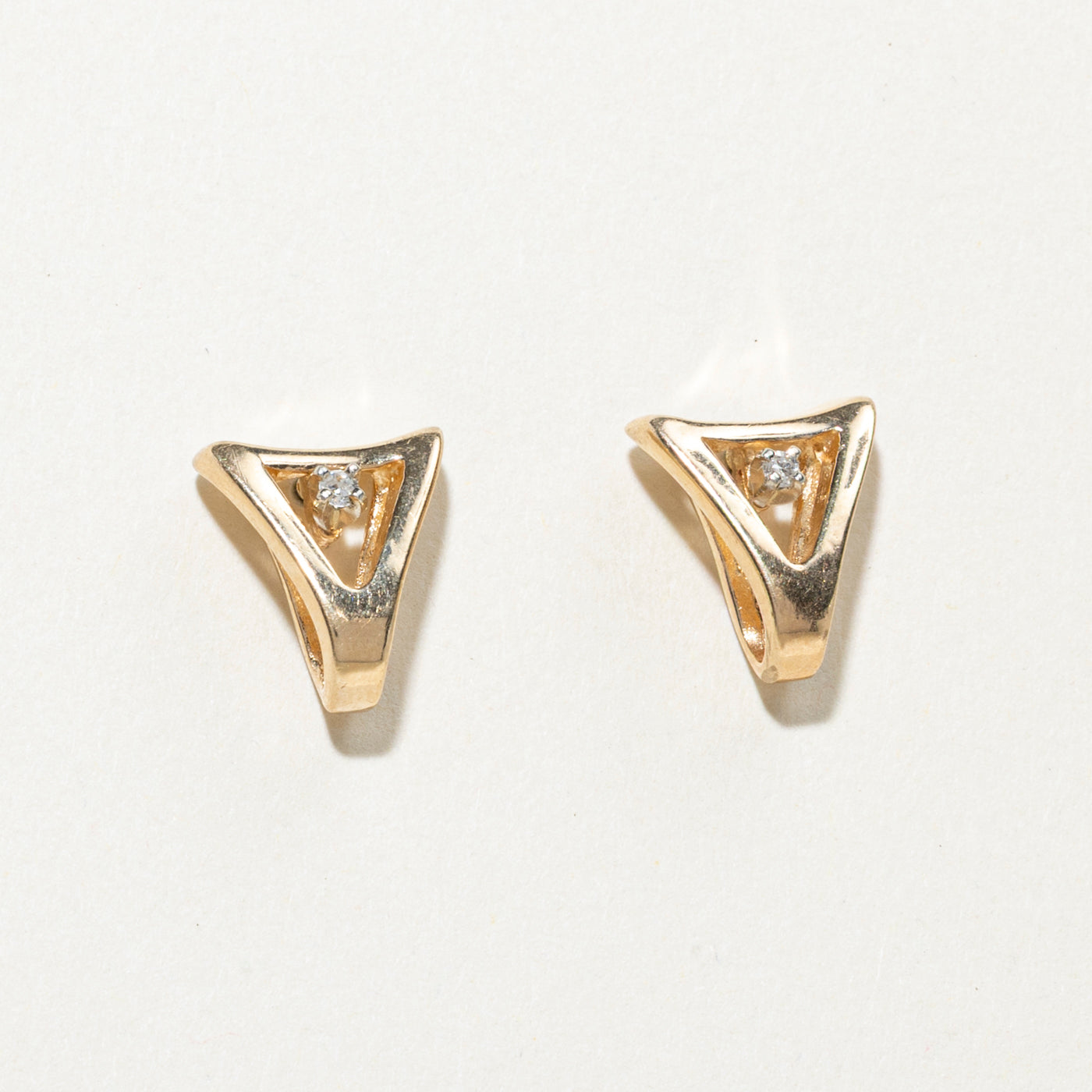 Boucles d'oreilles puces triangulaires en or 10 carats serties de diamants | 0,03 ct au total