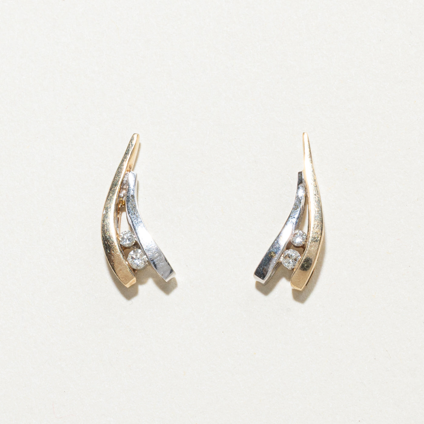 Boucles d'oreilles puces abstraites bicolores en or 10 carats et diamants | 0,08 ct au total