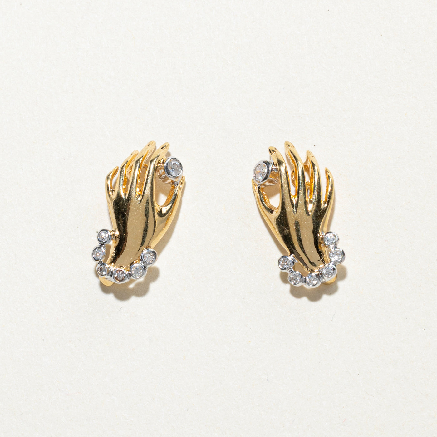 Boucles d'oreilles puces en forme de mains serties de diamants 14 carats | 0,12 ct au total