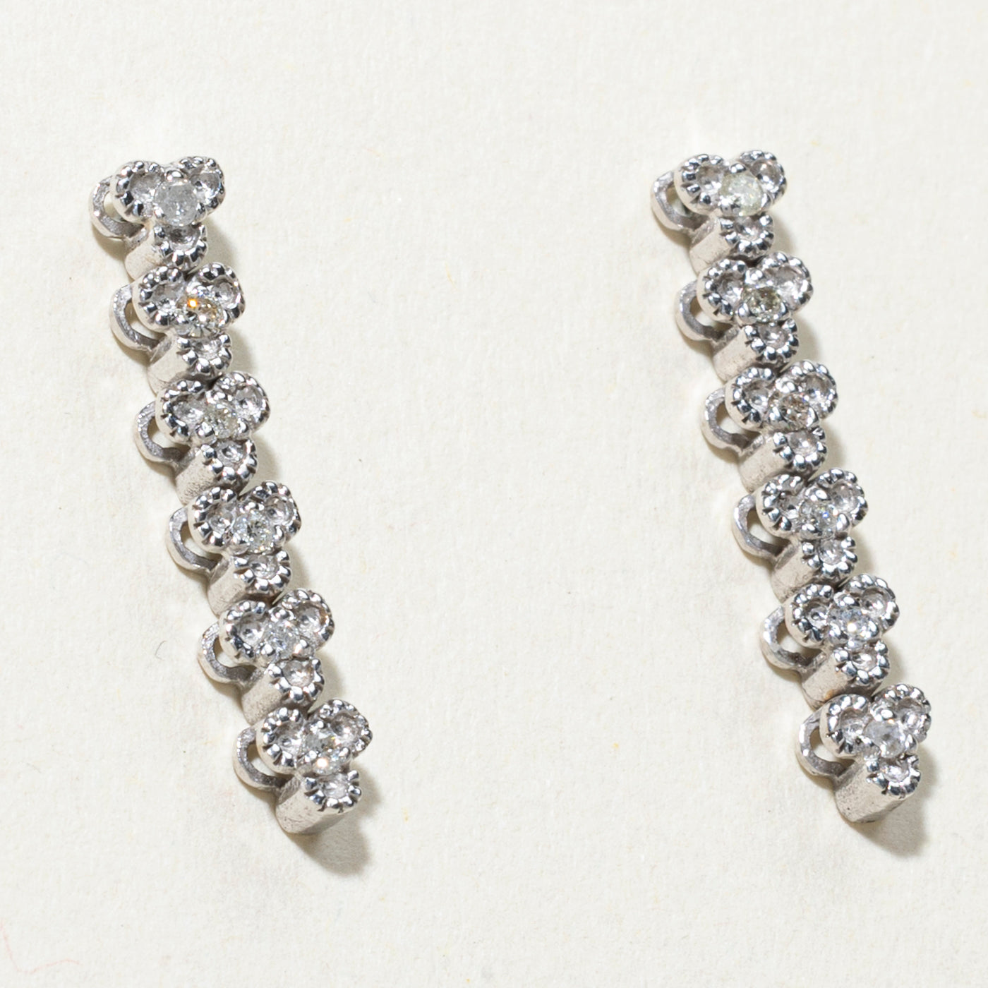 Boucles d'oreilles pendantes en or 18 carats serties de diamants texturés | 0,12 ct