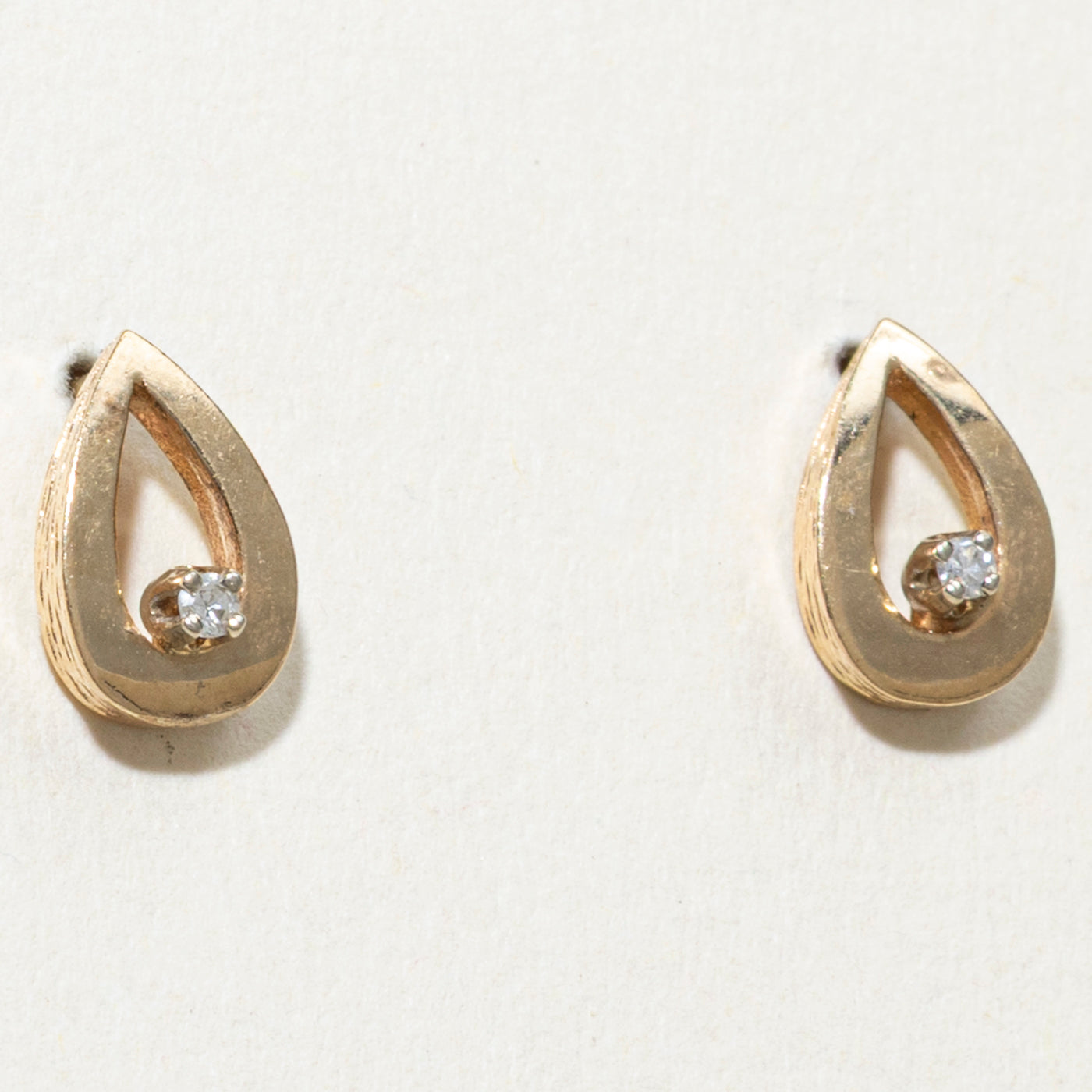 Boucles d'oreilles puces en or 14 carats serties de diamants en forme de poire | 0,02 ct au total