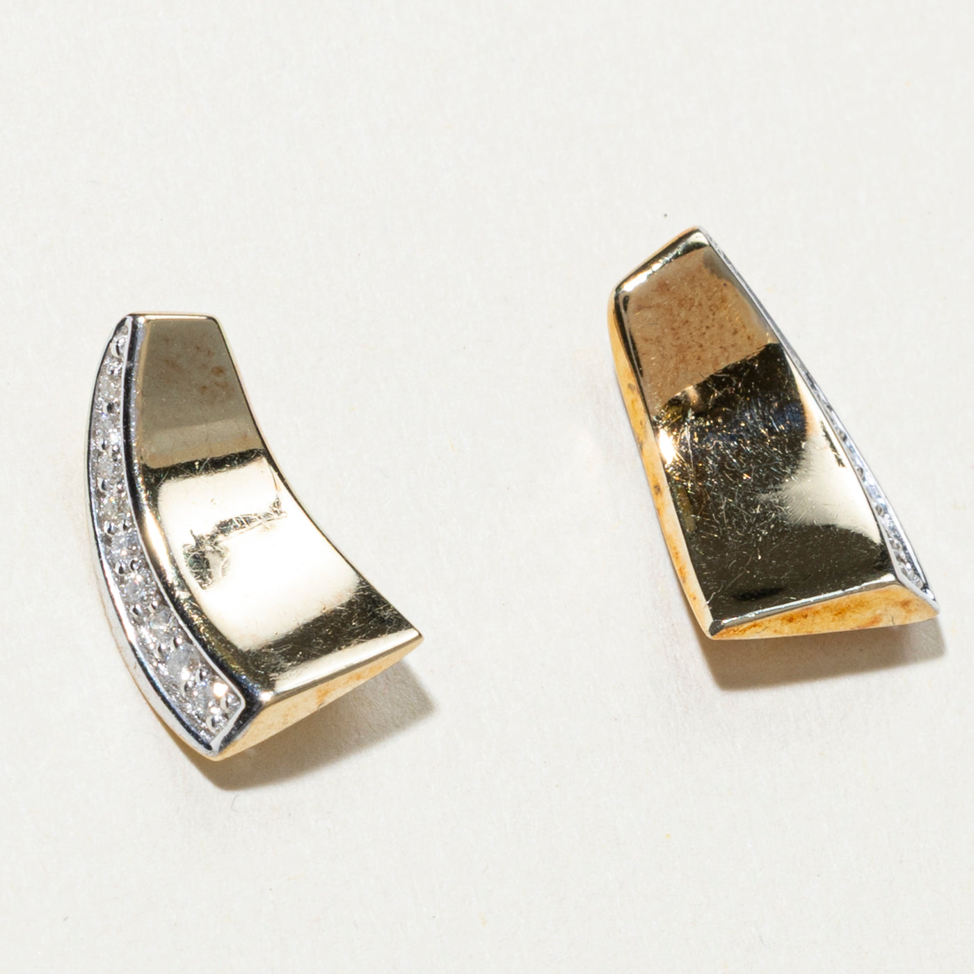 Boucles d'oreilles puces en or 10 carats serties de diamants (0,10 ct au total) |