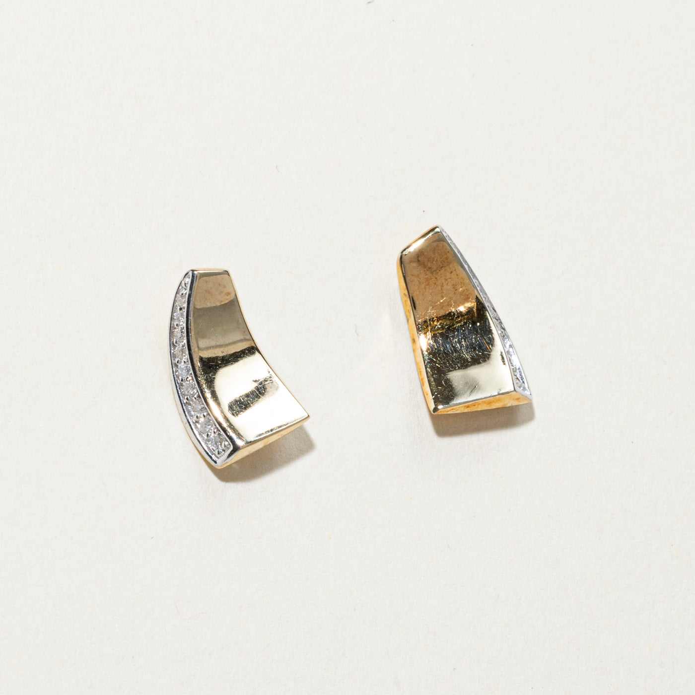 Boucles d'oreilles puces en or 10 carats serties de diamants (0,10 ct au total) |