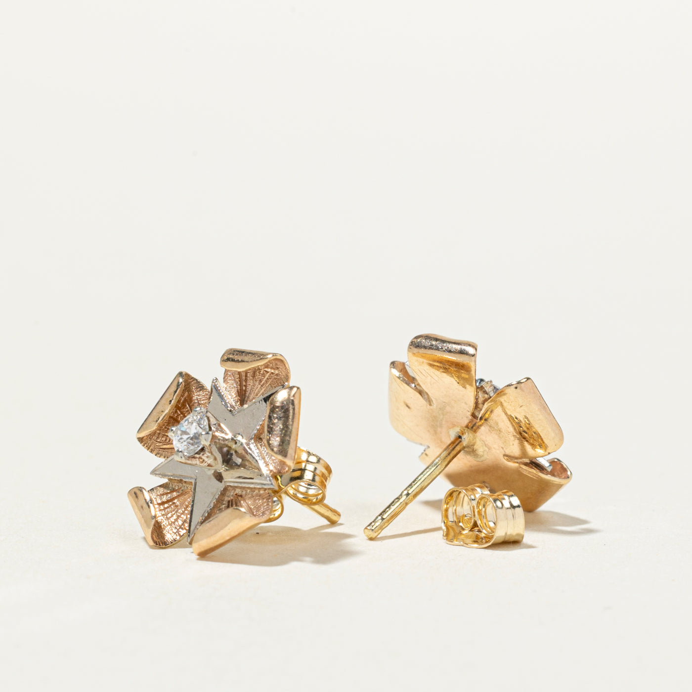 Boucles d'oreilles puces en or bicolore 10 carats, serties de diamants texturés en forme d'étoile | 0,12 ct au total