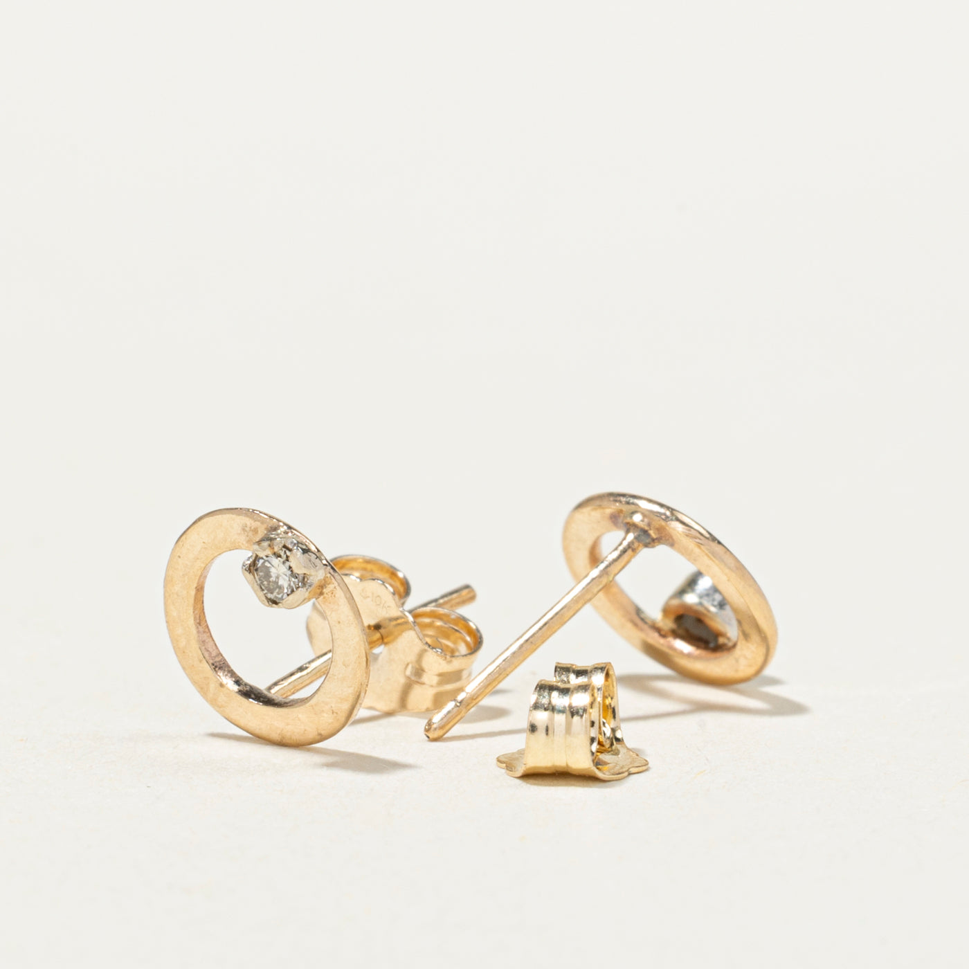 Boucles d'oreilles puces en or 10 carats serties de diamants (cercle ouvert) | 0,02 ct au total