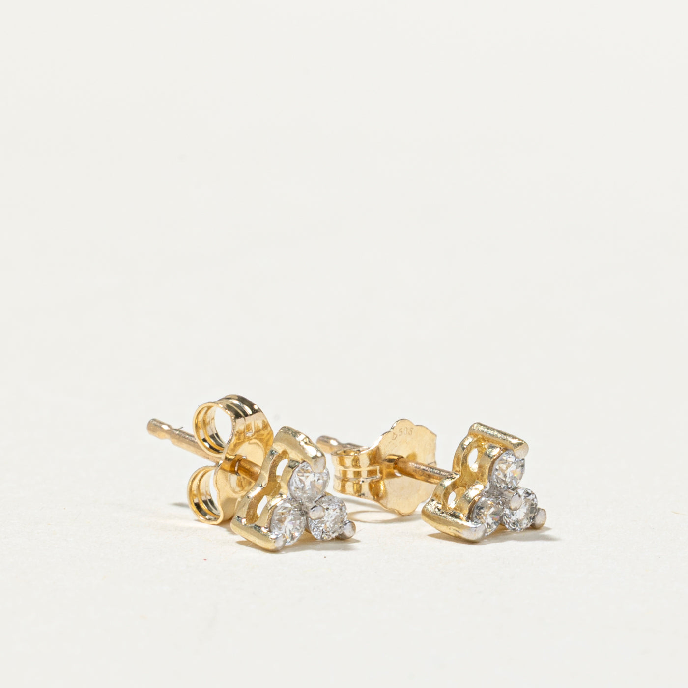 Boucles d'oreilles puces en or 14 carats serties de diamants (0,21 ct au total) |