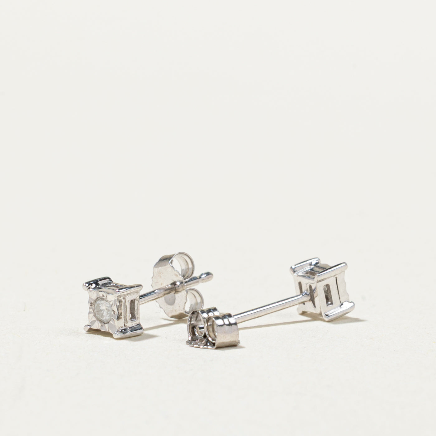 Boucles d'oreilles puces carrées serties de diamants illusion 10K | 0,05 ct au total