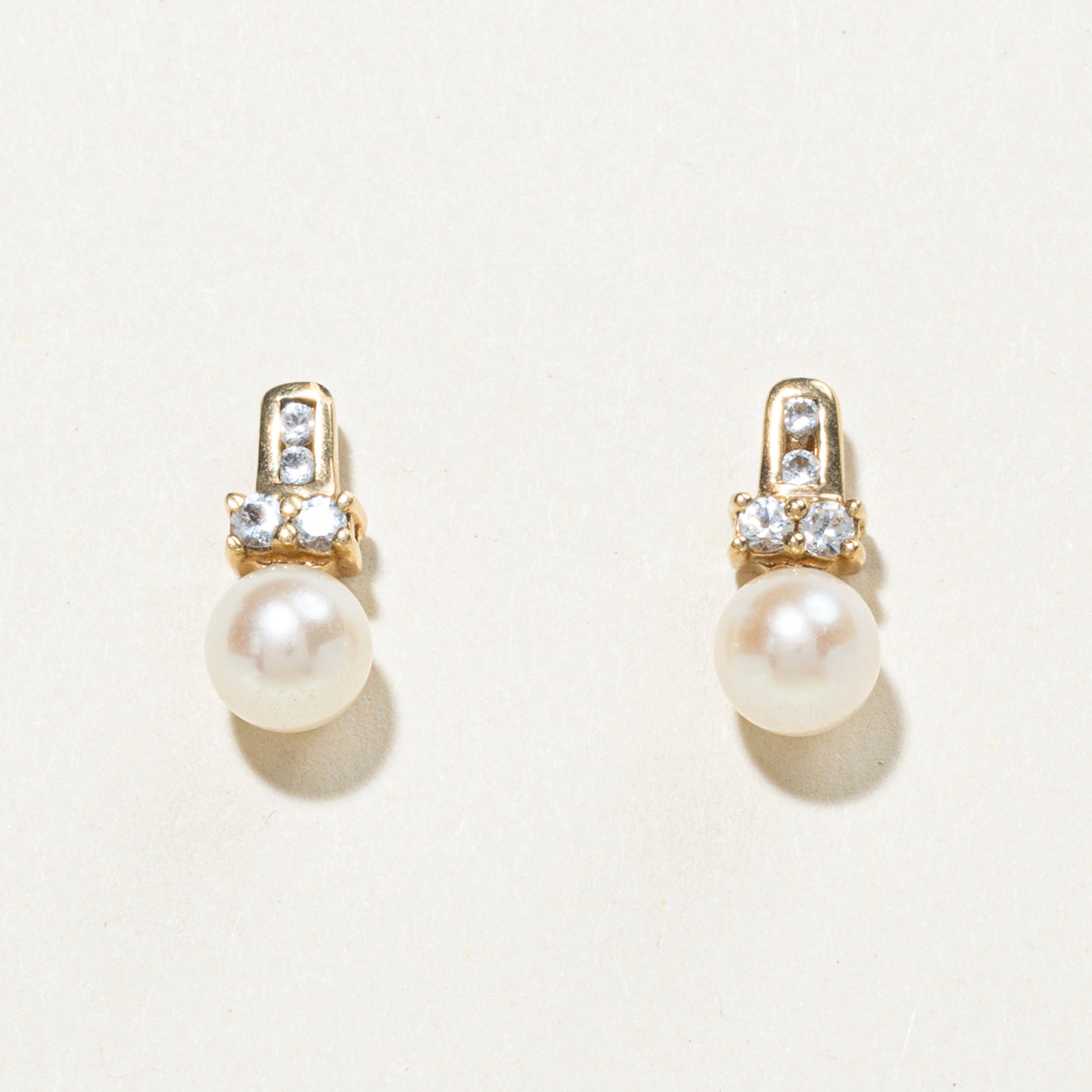 Boucles d'oreilles puces en or 10 carats, perles et topaze blanche | 0,10 ct