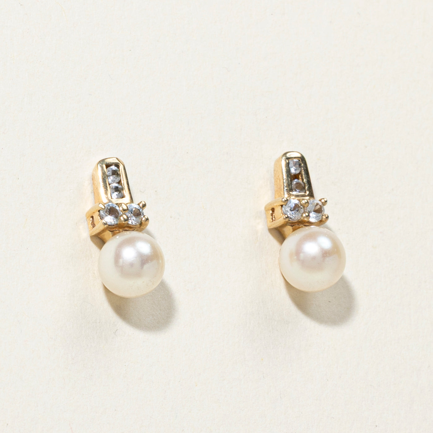 Boucles d'oreilles puces en or 10 carats, perles et topaze blanche | 0,10 ct