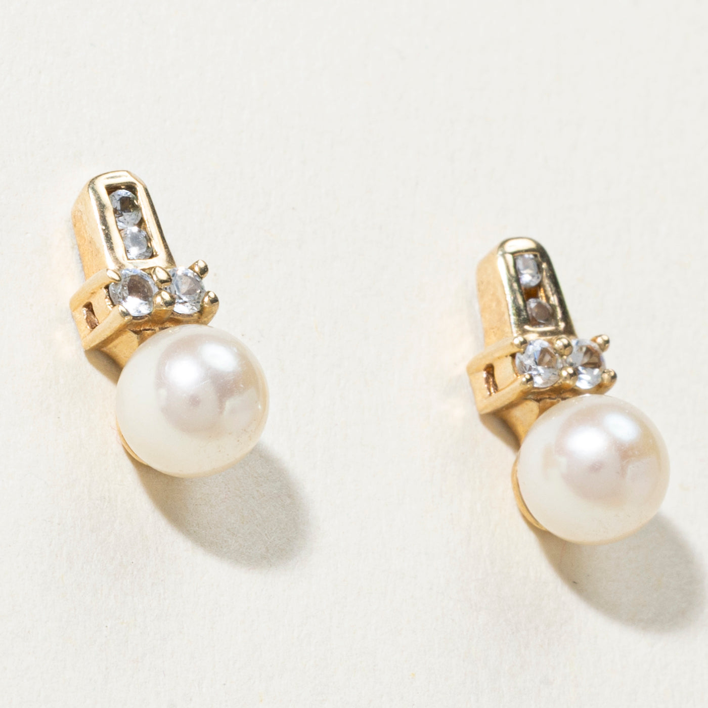 Boucles d'oreilles puces en or 10 carats, perles et topaze blanche | 0,10 ct