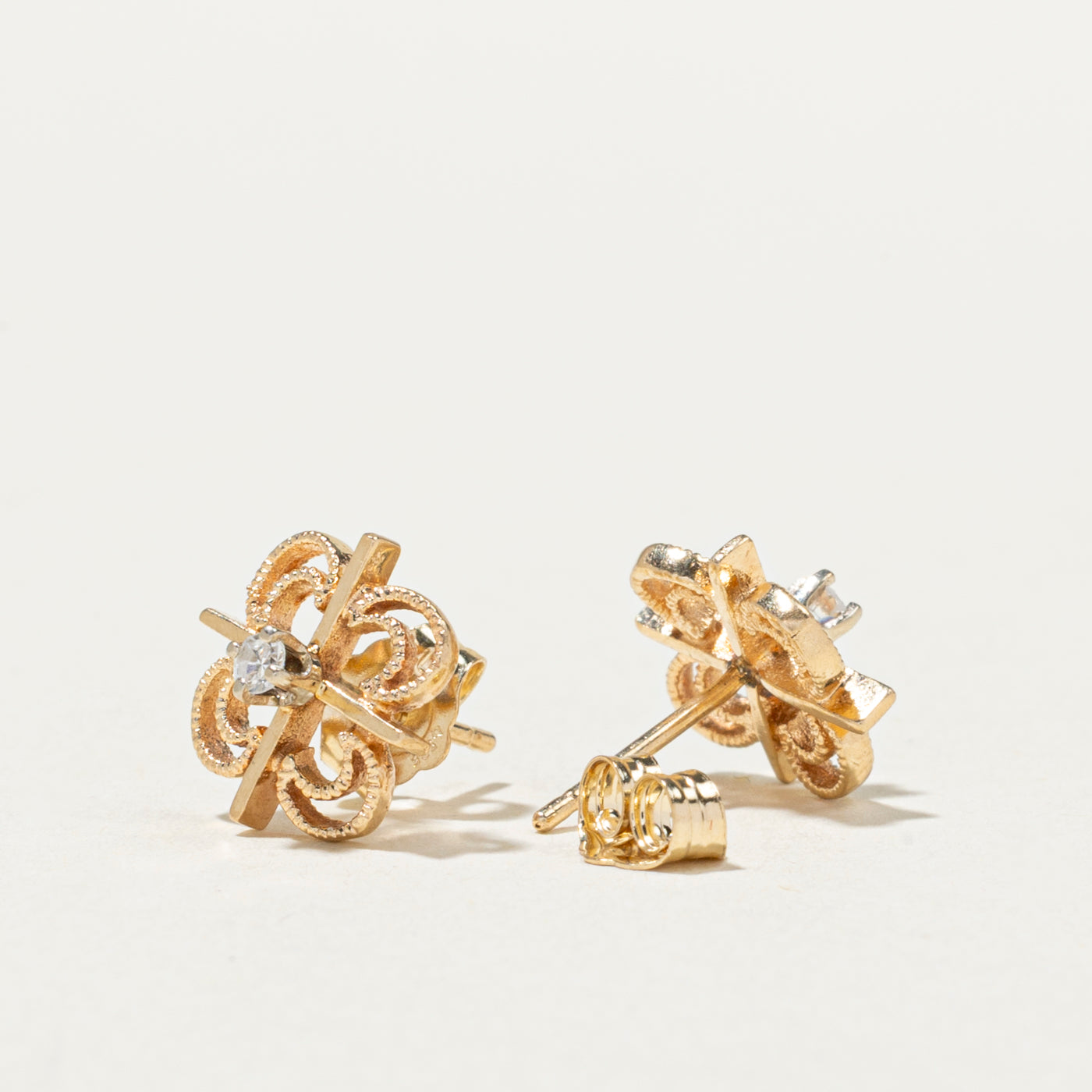 Boucles d'oreilles puces géométriques en or 14 carats serties de diamants (0,06 ct) | 0,06 ct