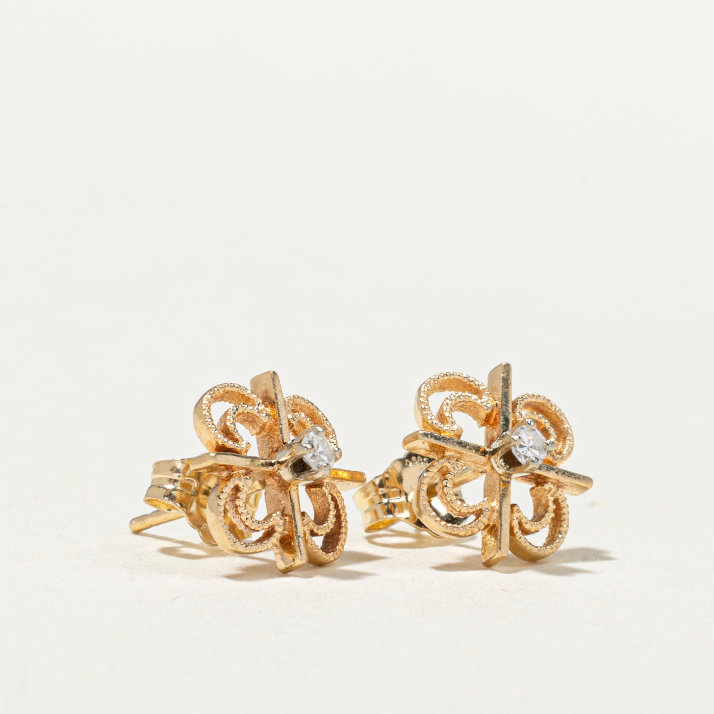 Boucles d'oreilles puces géométriques en or 14 carats serties de diamants (0,06 ct) | 0,06 ct