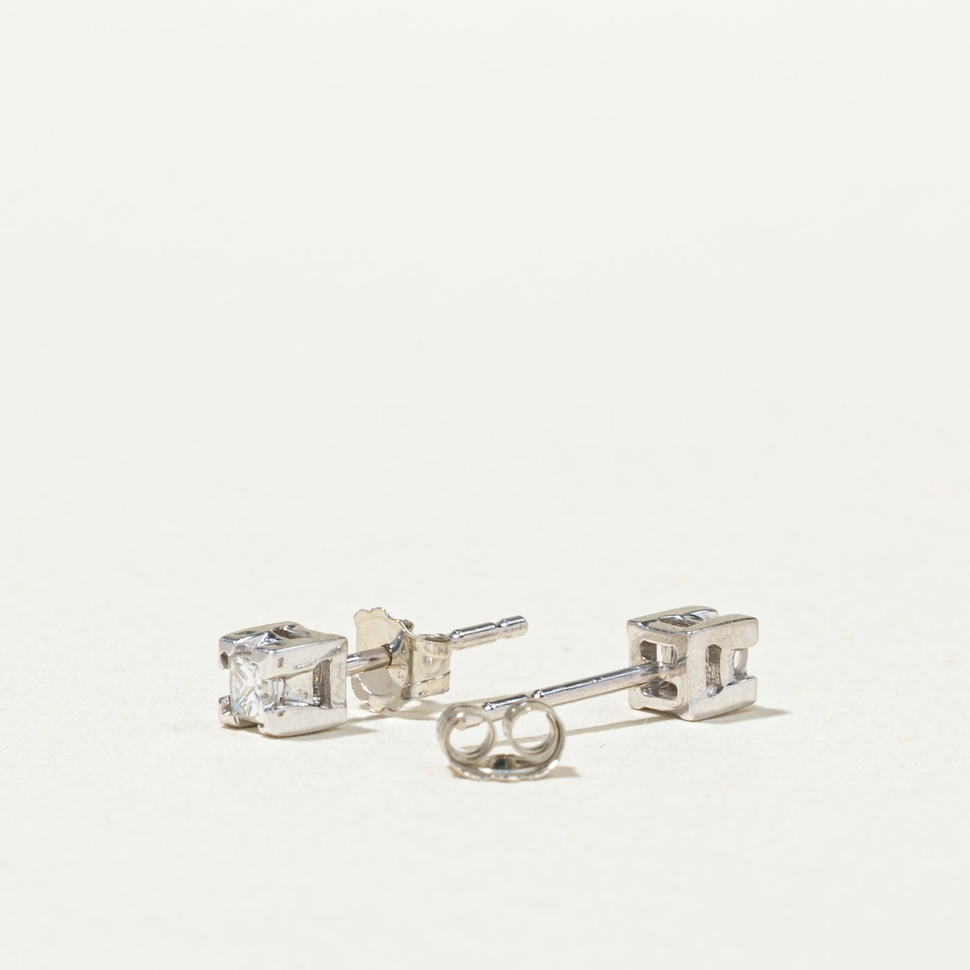 Boucles d'oreilles puces en or 14 carats serties de diamants taille princesse | 0,14 ct