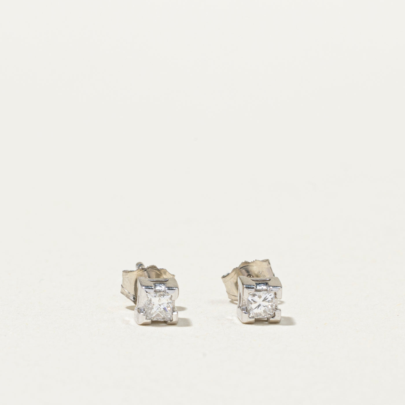 Boucles d'oreilles puces en or 14 carats serties de diamants taille princesse | 0,14 ct