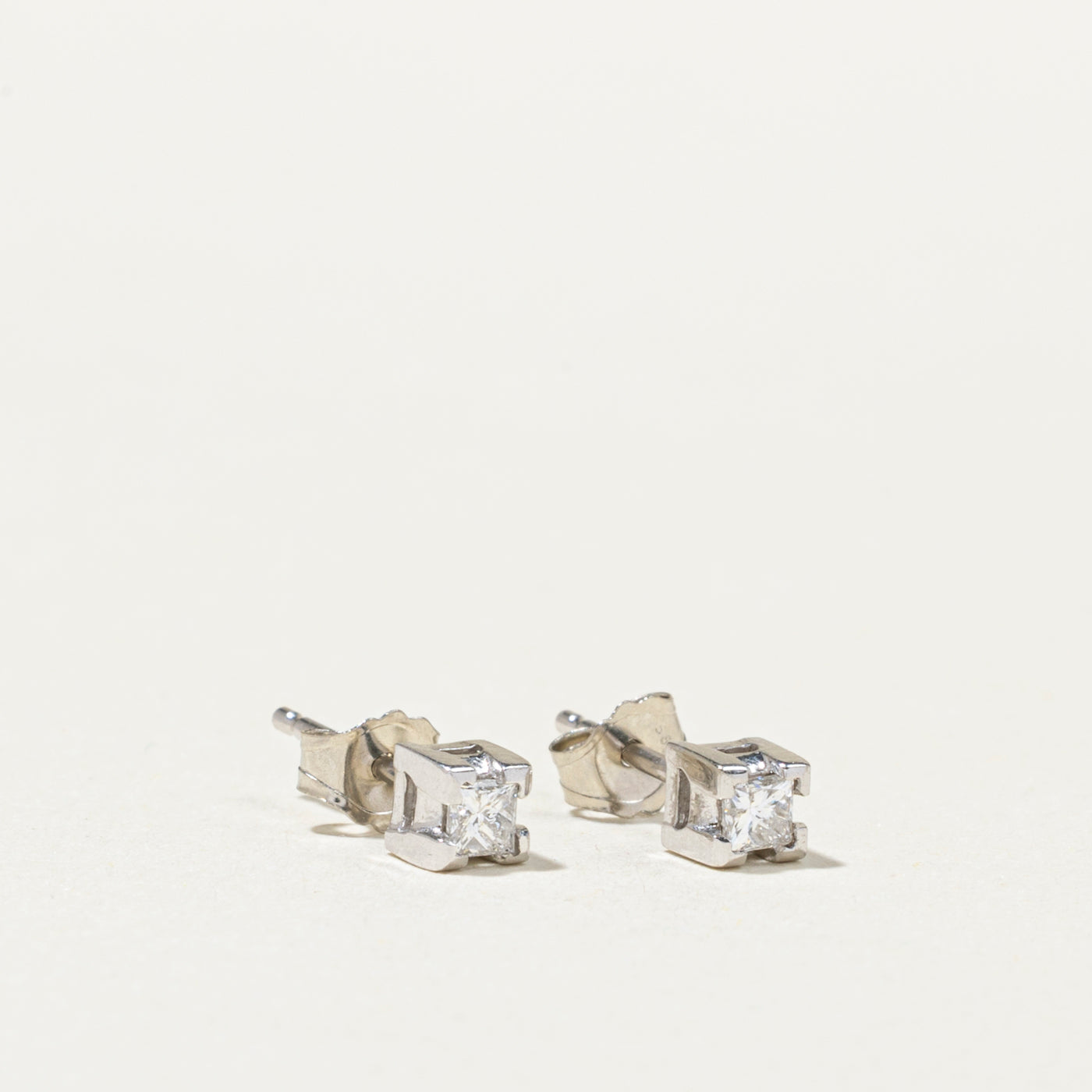 Boucles d'oreilles puces en or 14 carats serties de diamants taille princesse | 0,14 ct