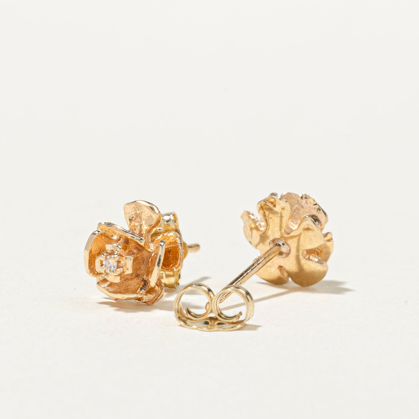 Boucles d'oreilles puces en forme de fleur serties de diamants 14 carats | 0,02 ct au total