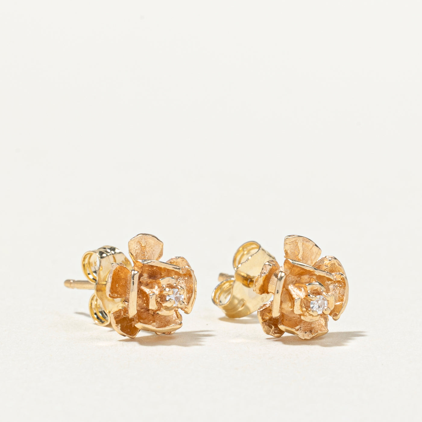 Boucles d'oreilles puces en forme de fleur serties de diamants 14 carats | 0,02 ct au total