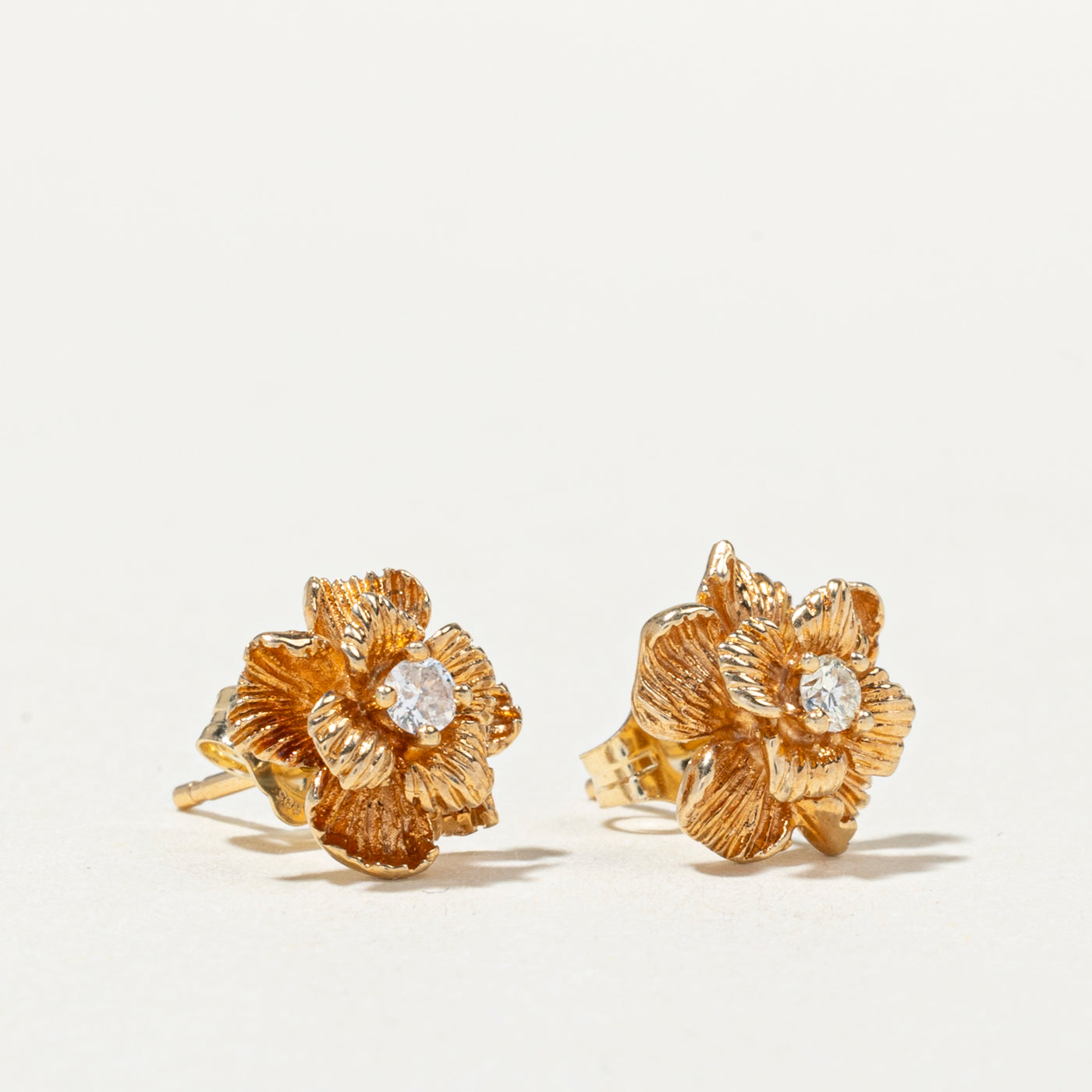 Boucles d'oreilles puces en or 14 carats serties de diamants texturés en forme de fleur | 0,10 ct au total