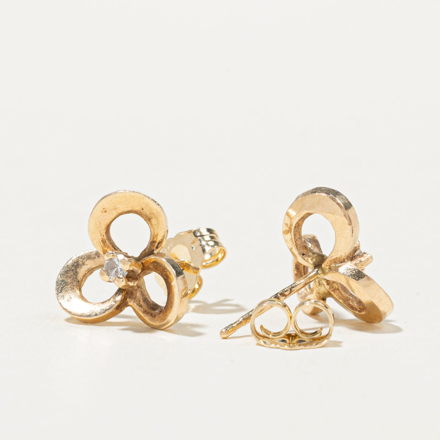 Boucles d'oreilles puces florales en or 14 carats serties de diamants | 0,05 ct au total