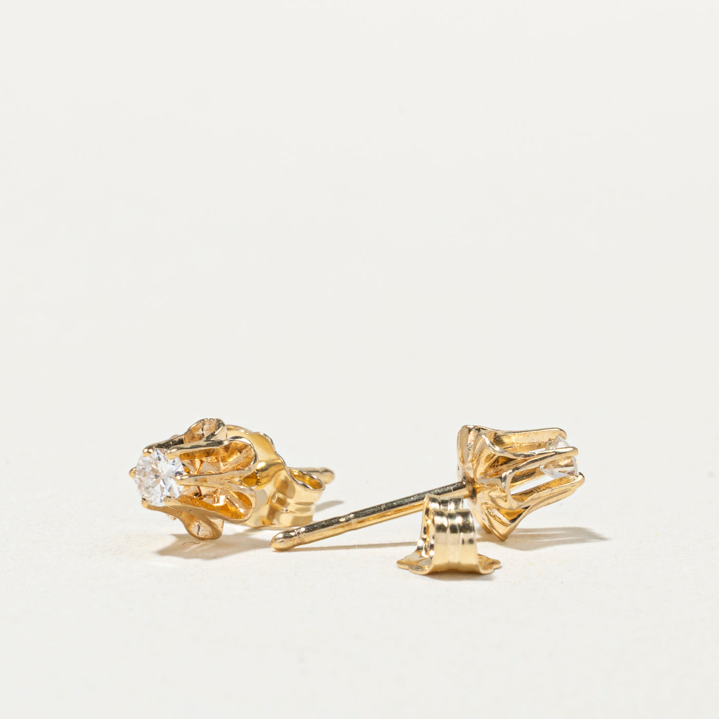 Boucles d'oreilles puces en or 14 carats serties de diamants Belcher | 0,11 ct au total