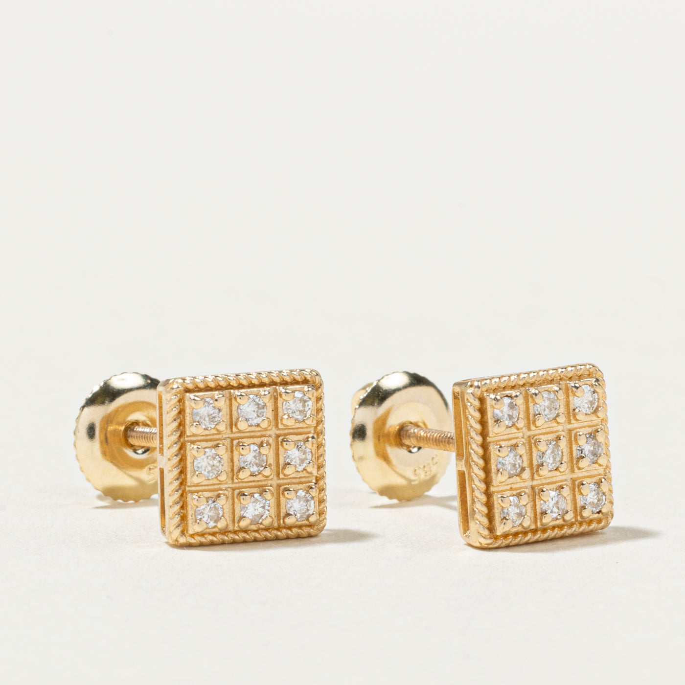 Boucles d'oreilles puces carrées à motif quadrillé en or 14 carats avec diamants | 0,21 ct